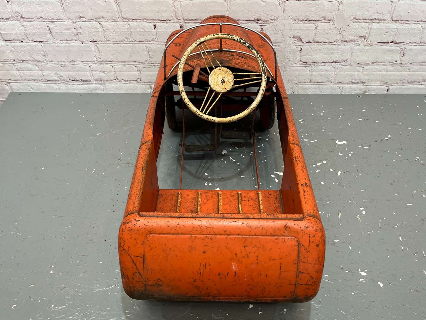 <p>Tri-ang Ariel Tin Plate Pedal Car</p>