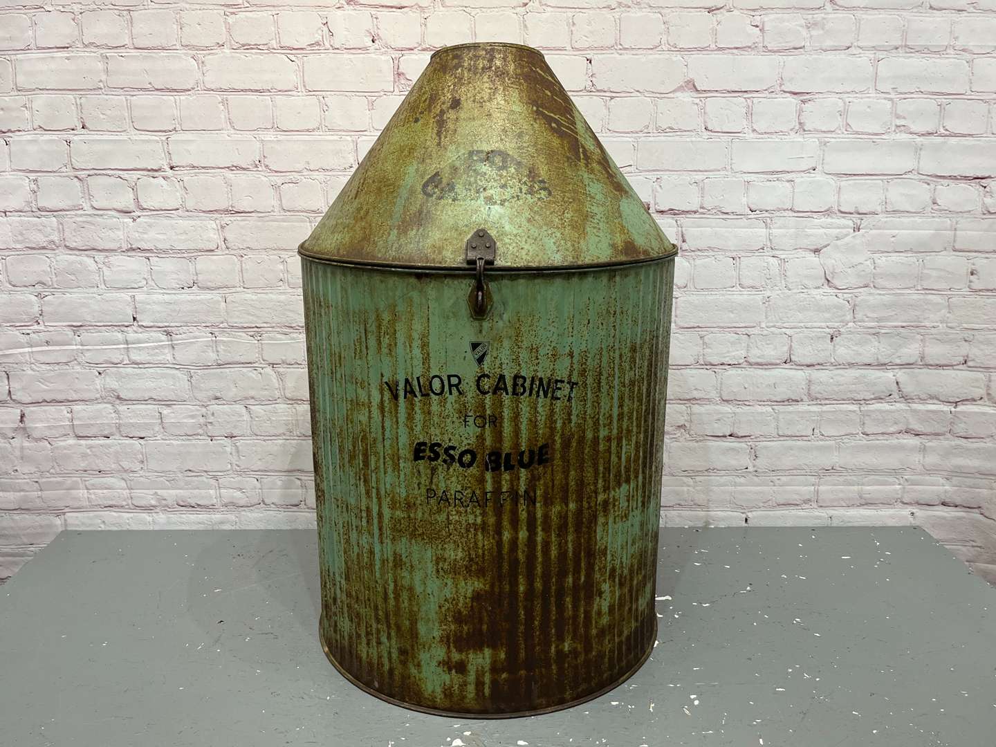 <p>Valor Oil Cabinet For Esso Blue Paraffin&nbsp;</p>