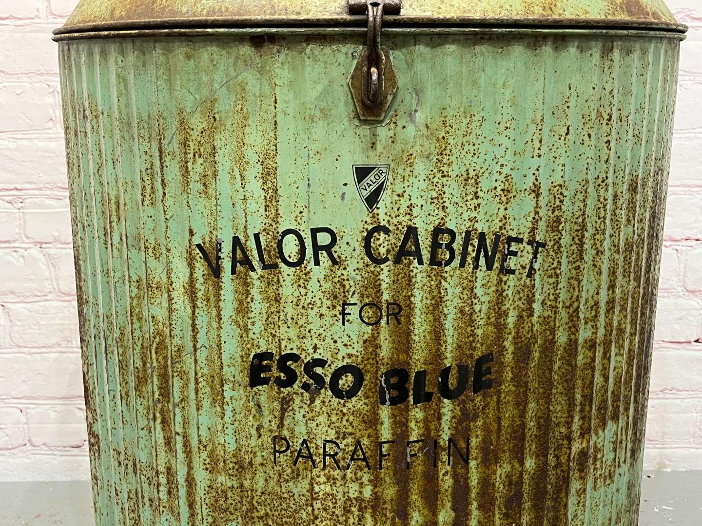 <p>Valor Oil Cabinet For Esso Blue Paraffin&nbsp;</p>