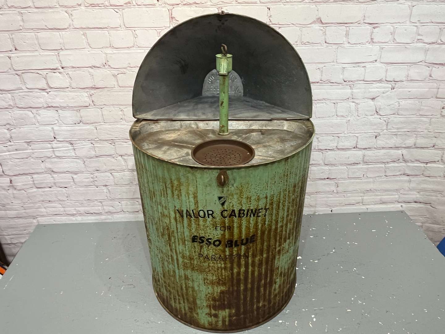 <p>Valor Oil Cabinet For Esso Blue Paraffin&nbsp;</p>