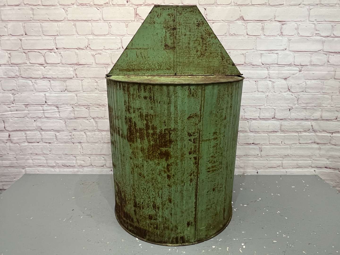 <p>Valor Oil Cabinet For Esso Blue Paraffin&nbsp;</p>
