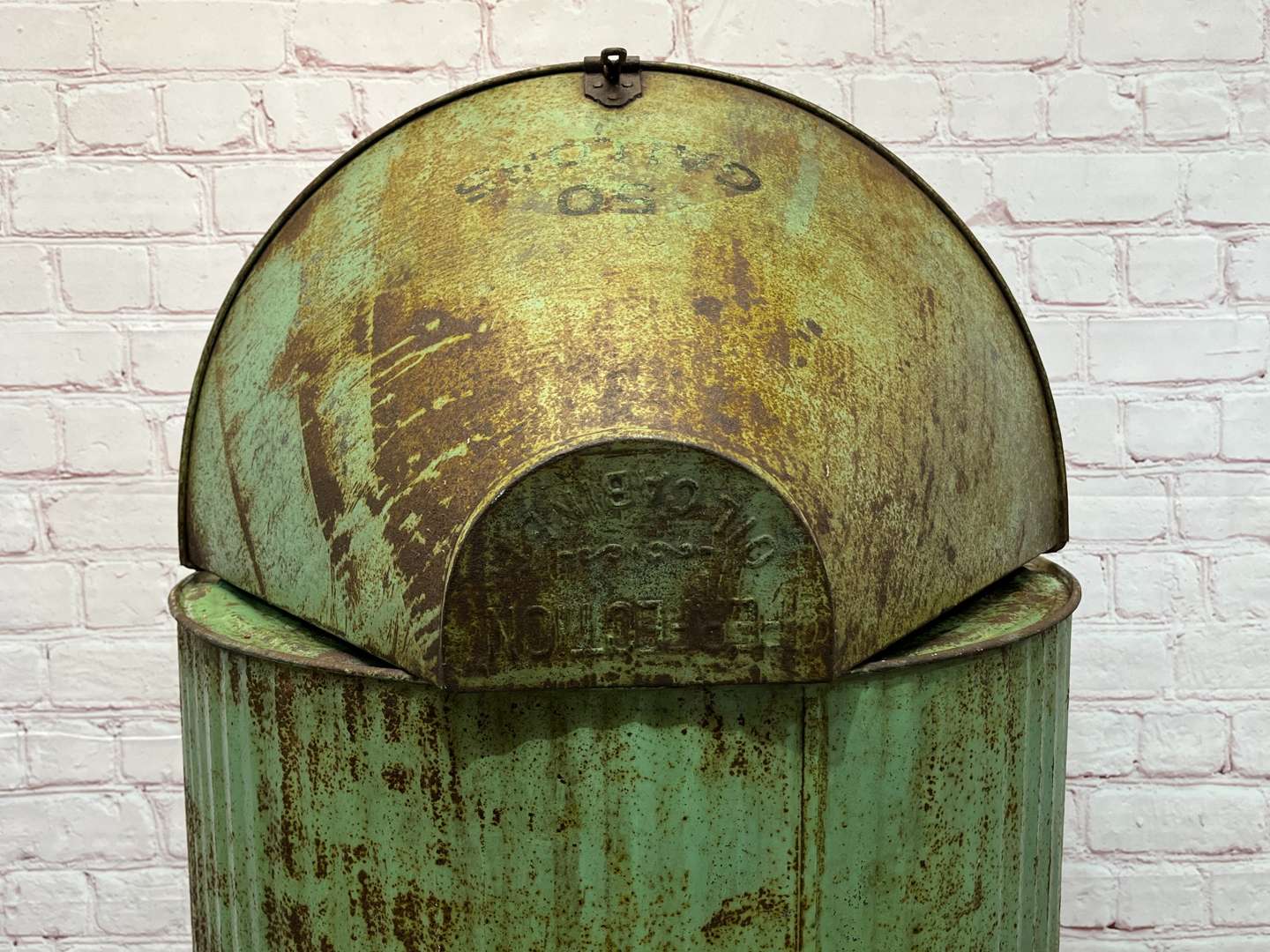 <p>Valor Oil Cabinet For Esso Blue Paraffin&nbsp;</p>