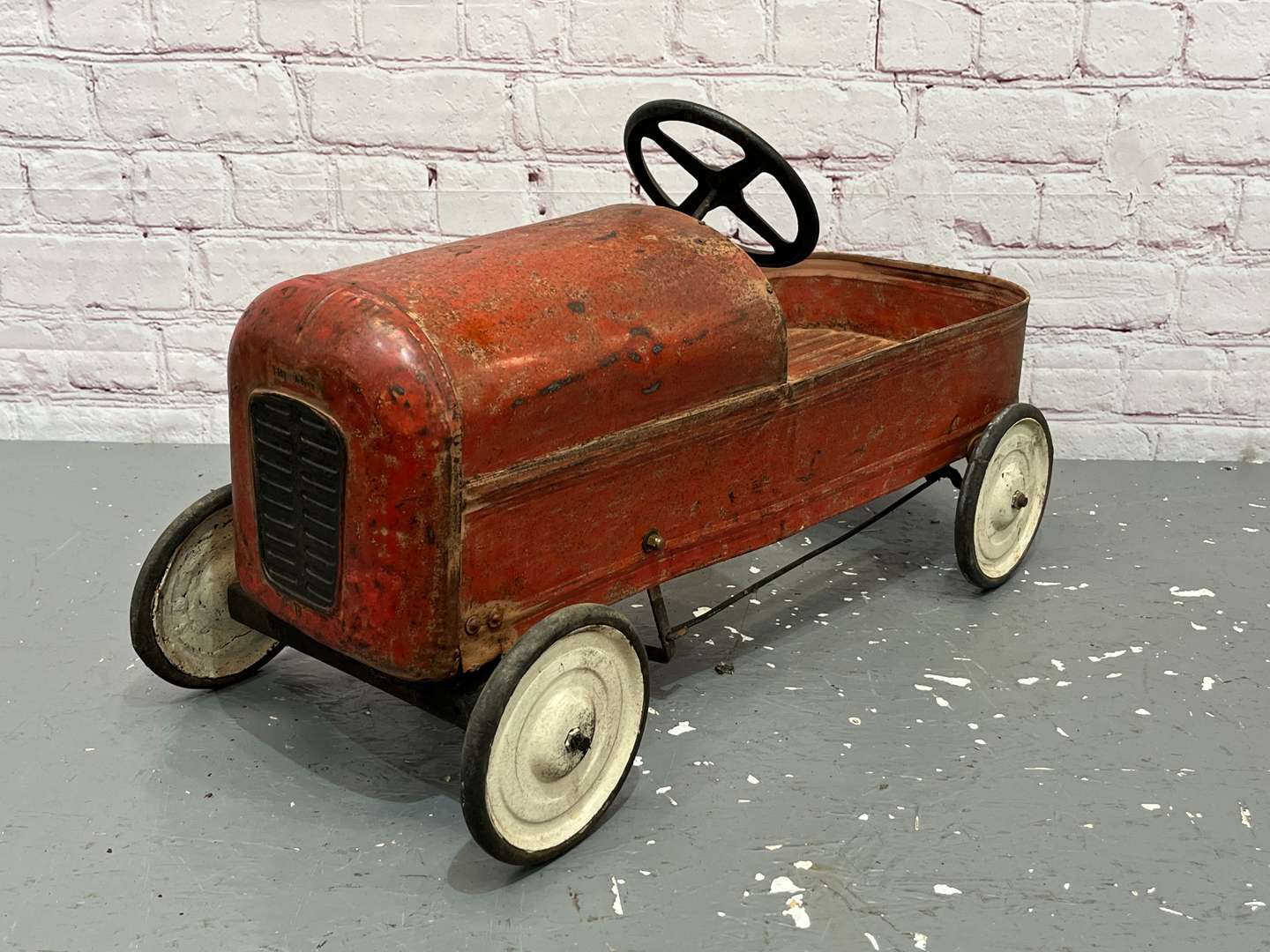 <p>Tri-ang Tin Plate Childs Pedal Car</p>