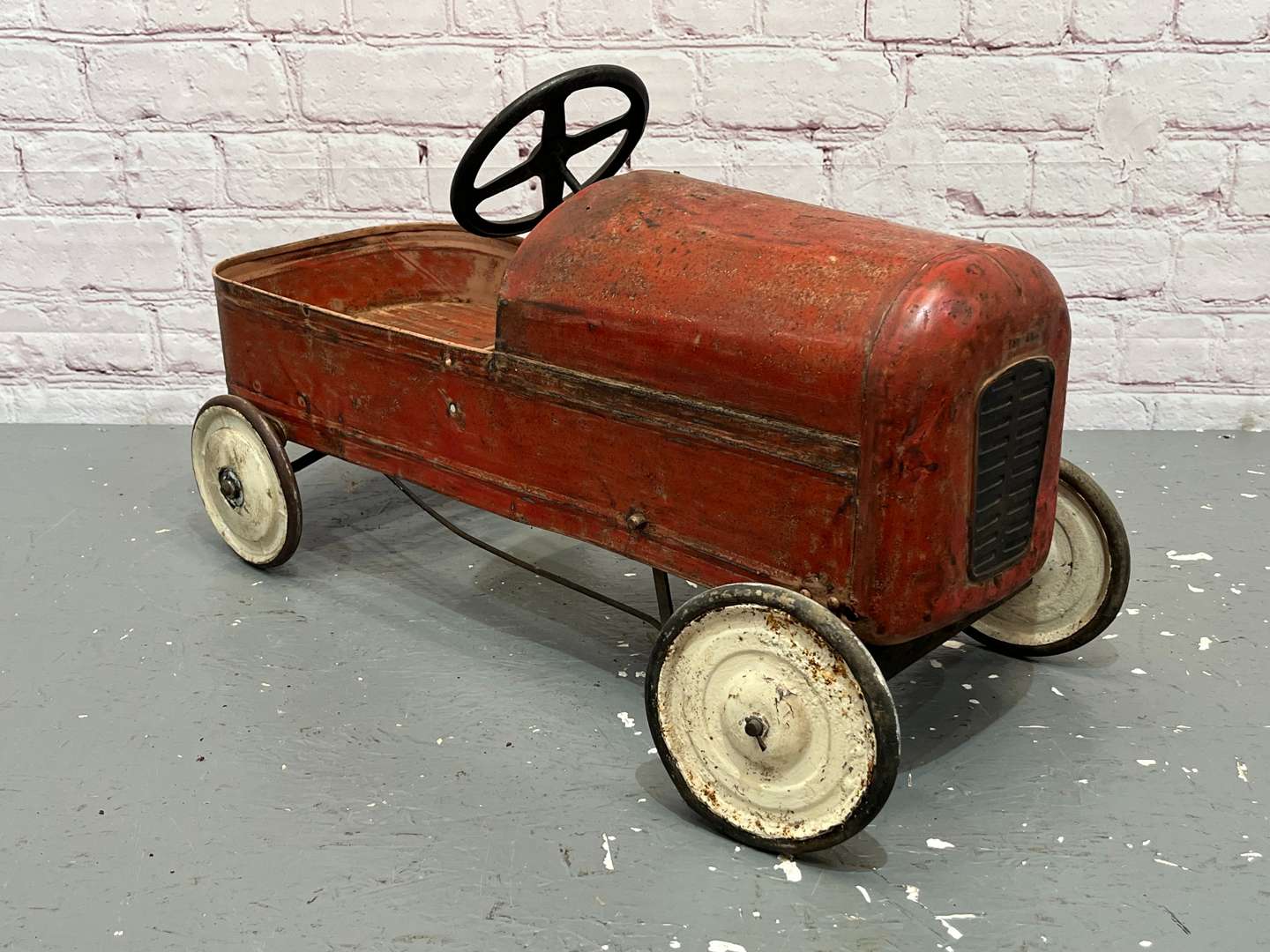 <p>Tri-ang Tin Plate Childs Pedal Car</p>