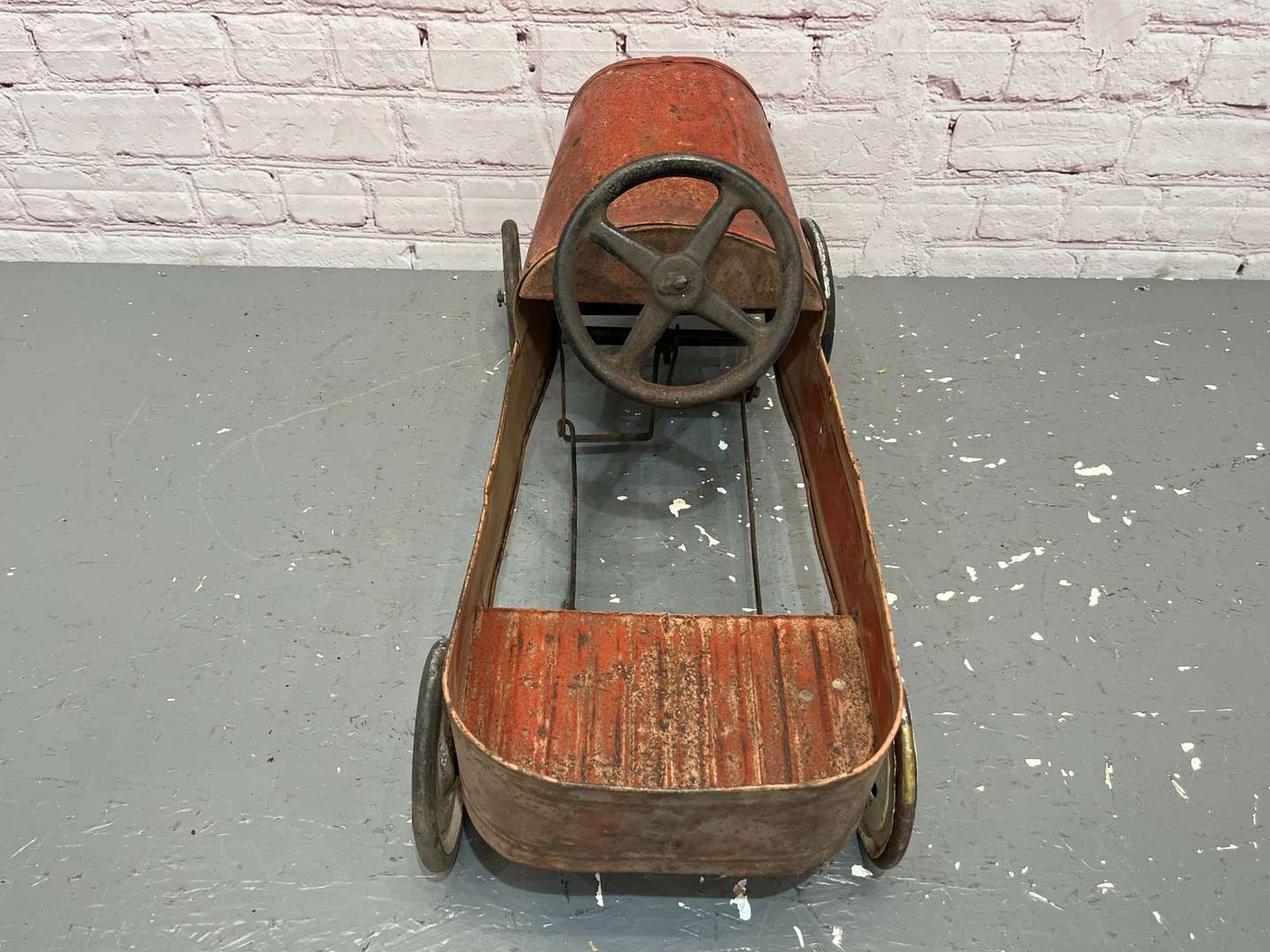 <p>Tri-ang Tin Plate Childs Pedal Car</p>
