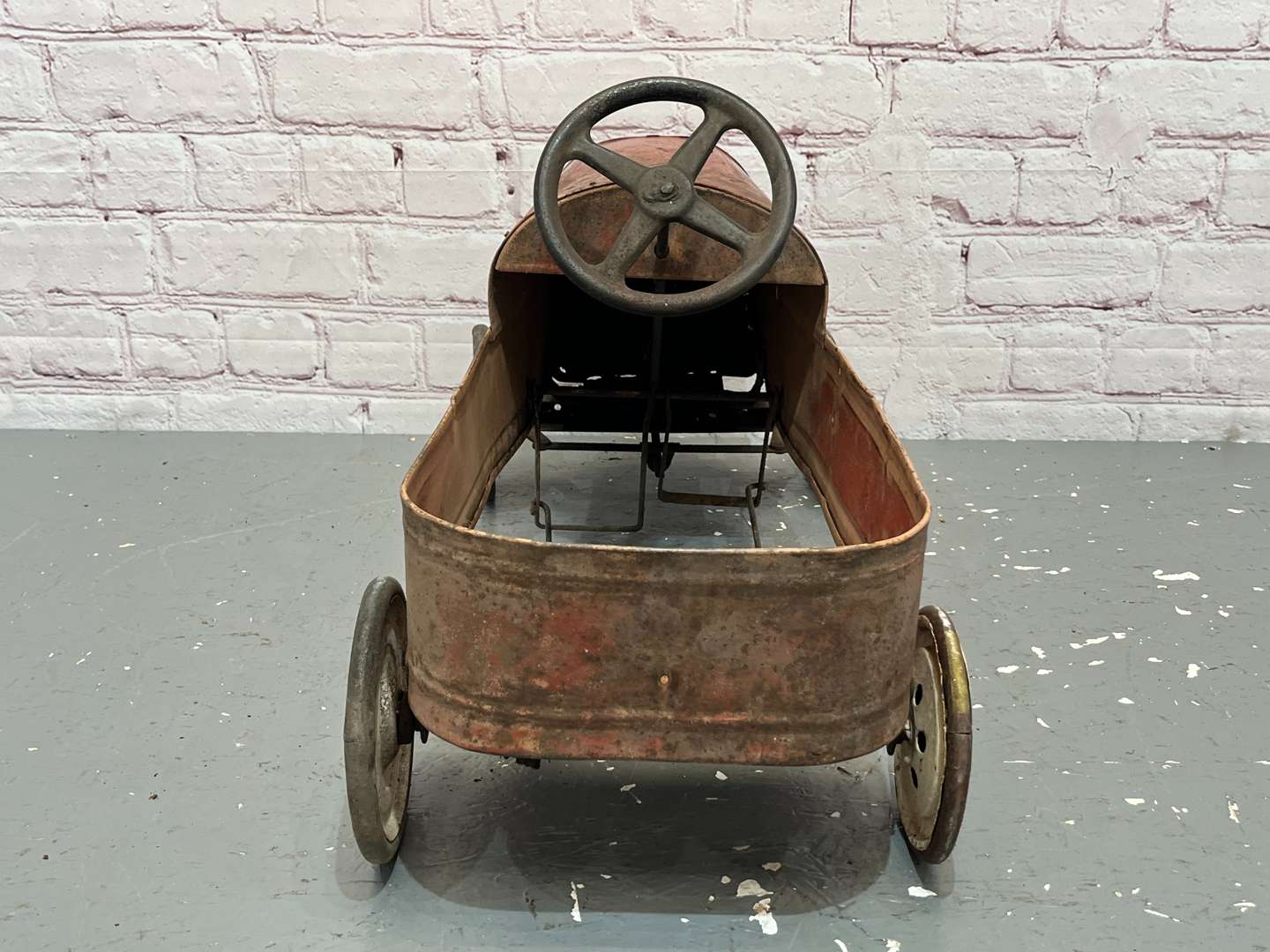 <p>Tri-ang Tin Plate Childs Pedal Car</p>