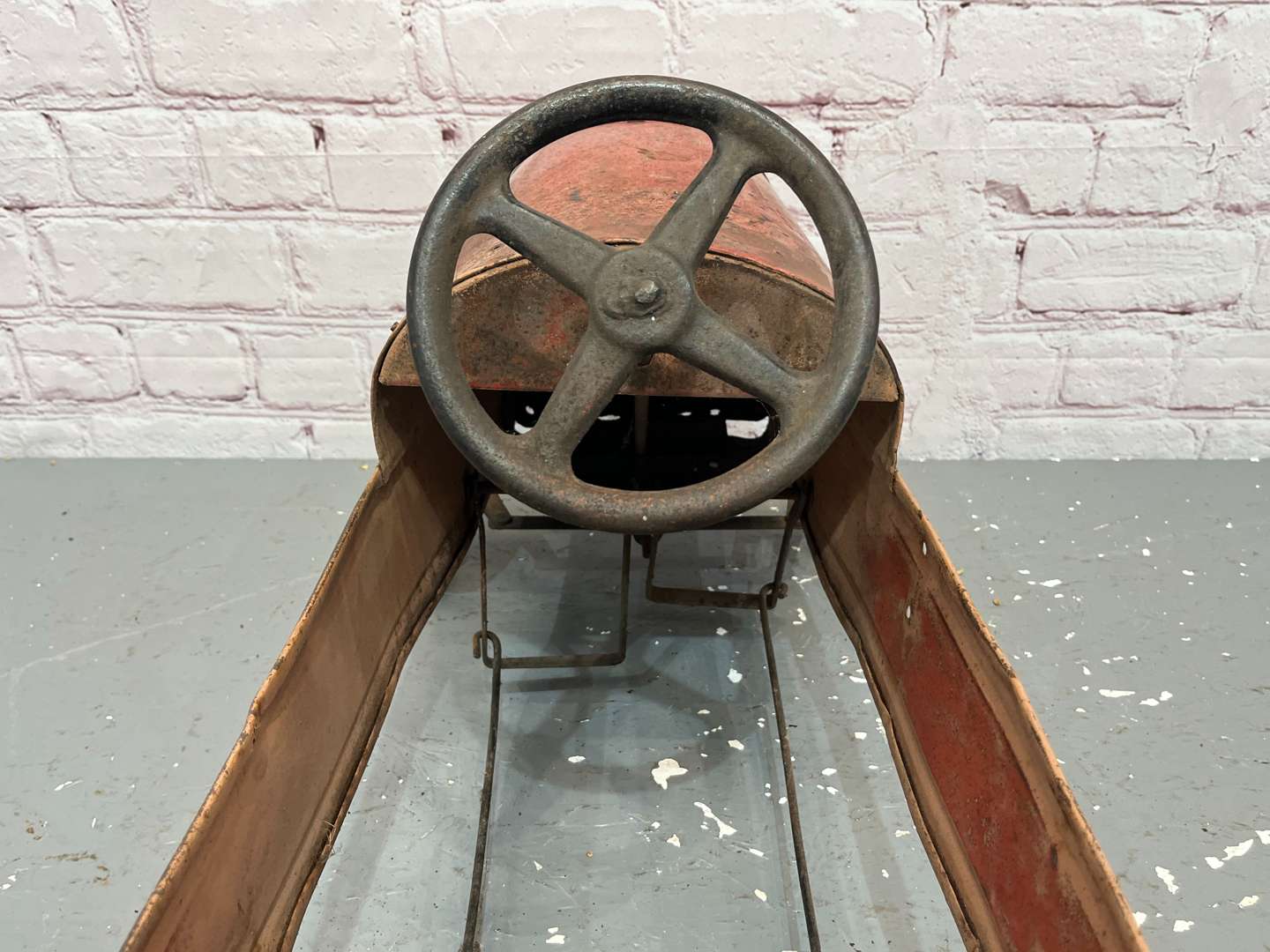 <p>Tri-ang Tin Plate Childs Pedal Car</p>