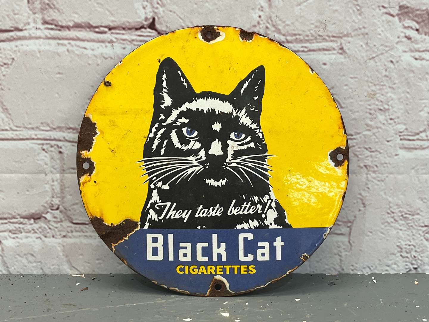 <p>Black Cat Cigarettes Small Circular Enamel Sign</p>