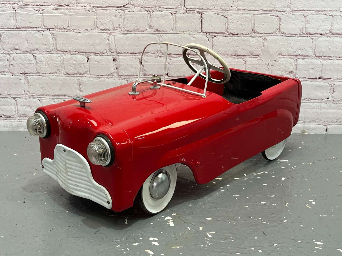<p>1950's Styled Tin Plate Childs Pedal Car</p>
