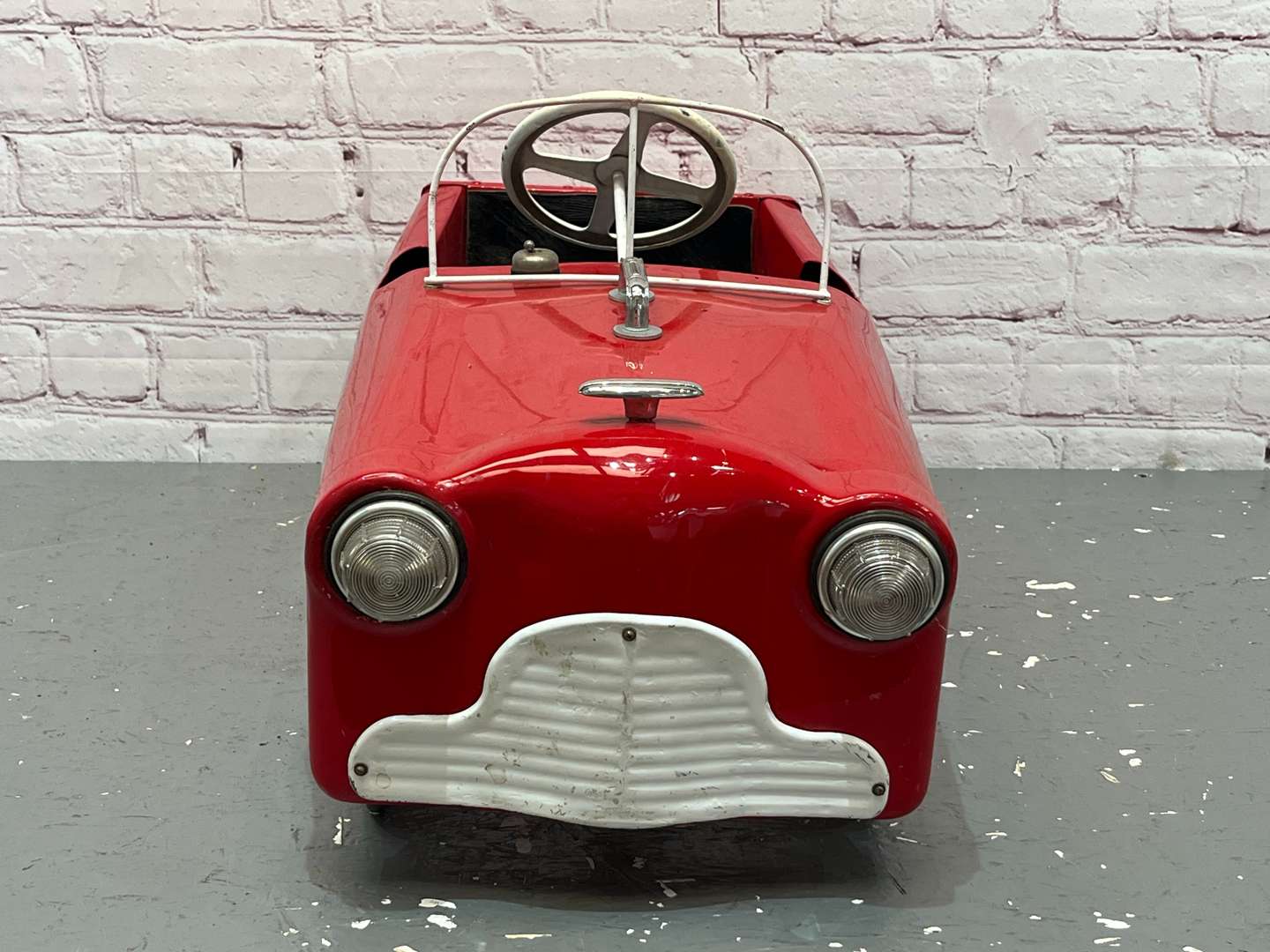 <p>1950's Styled Tin Plate Childs Pedal Car</p>