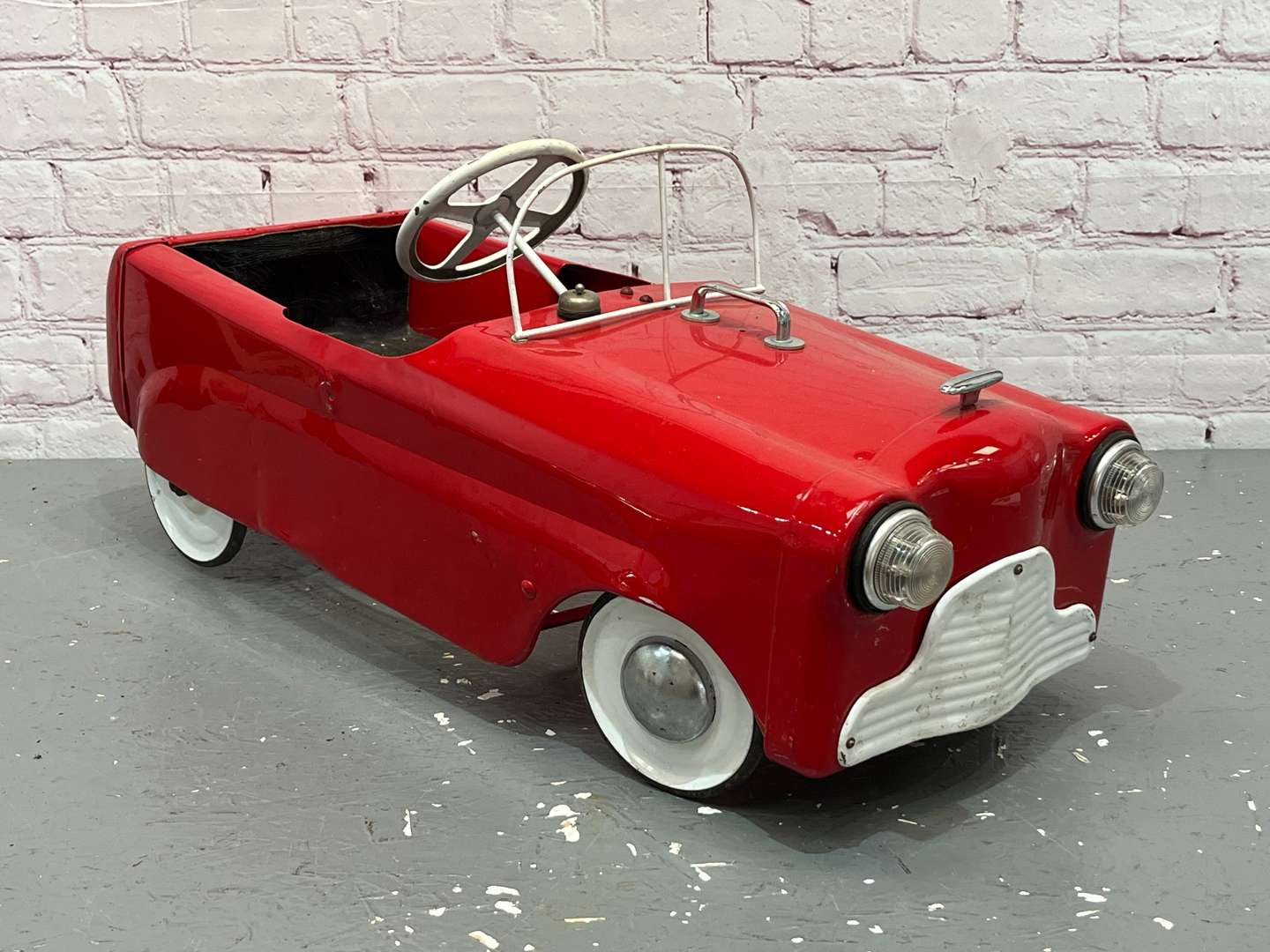 <p>1950's Styled Tin Plate Childs Pedal Car</p>