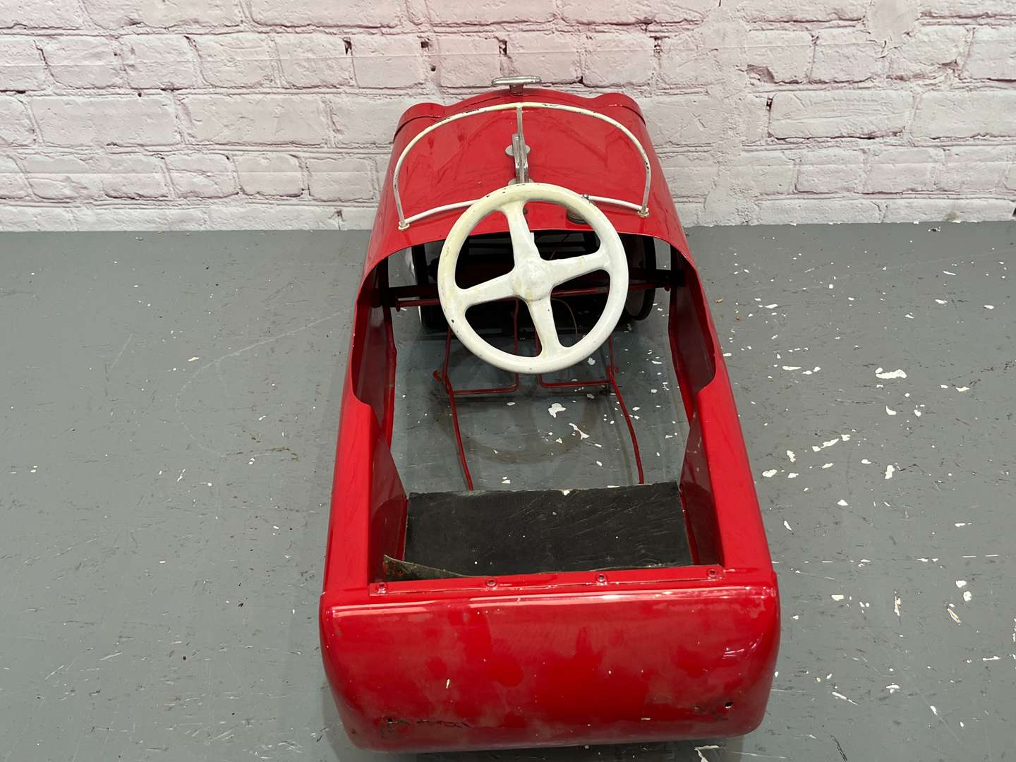 <p>1950's Styled Tin Plate Childs Pedal Car</p>