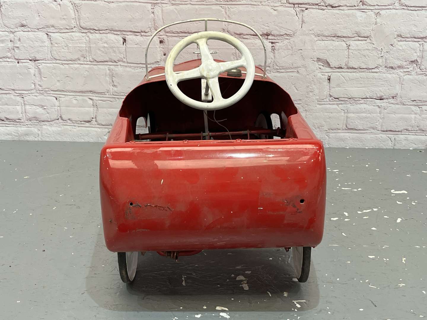 <p>1950's Styled Tin Plate Childs Pedal Car</p>