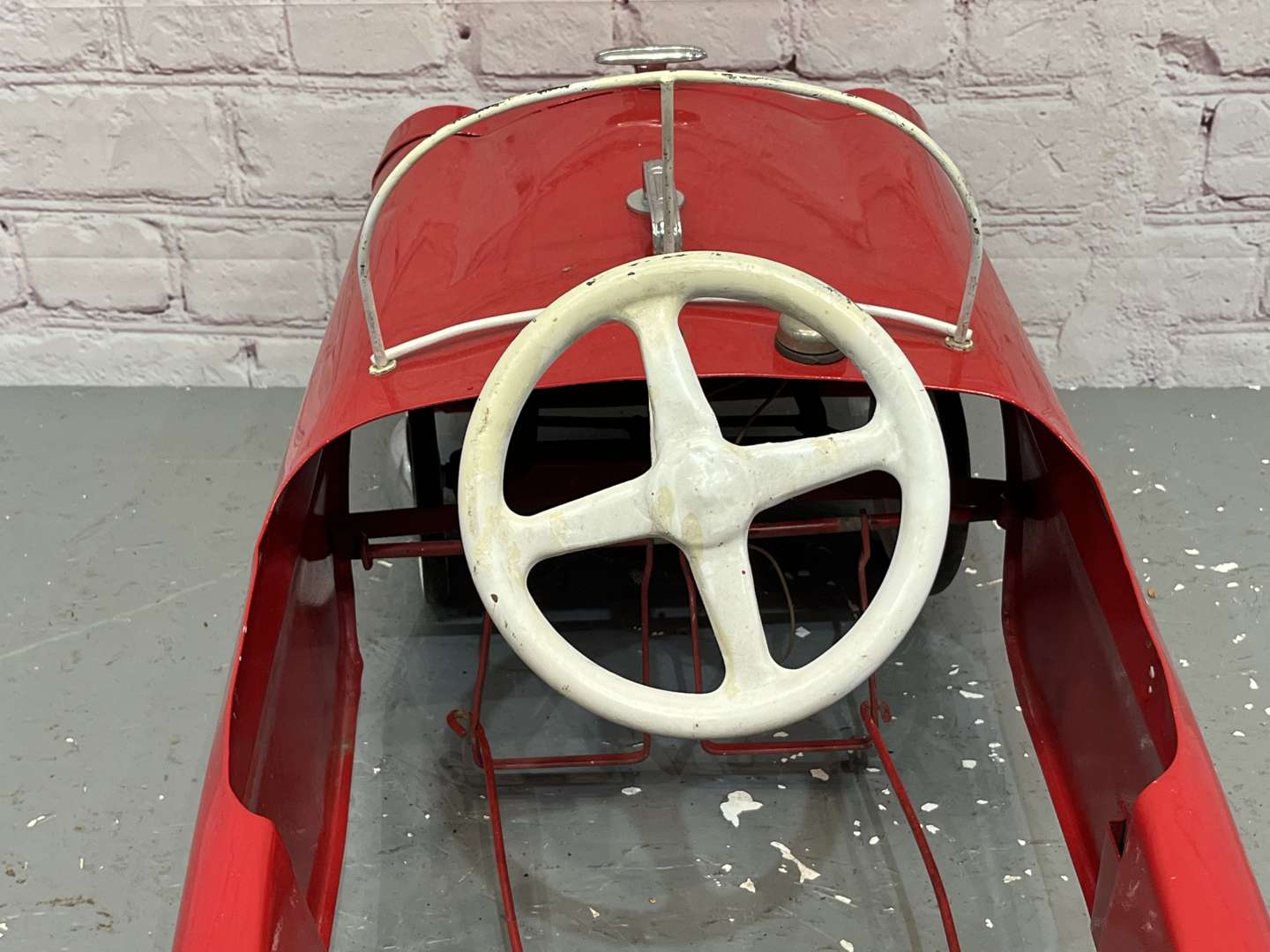 <p>1950's Styled Tin Plate Childs Pedal Car</p>