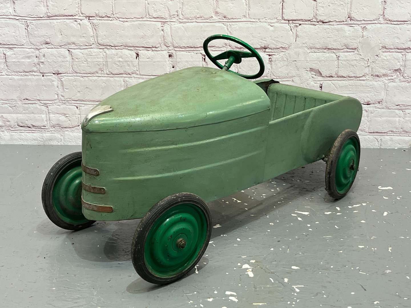 <p>Vintage Tin Plate Childs Pedal Car</p>