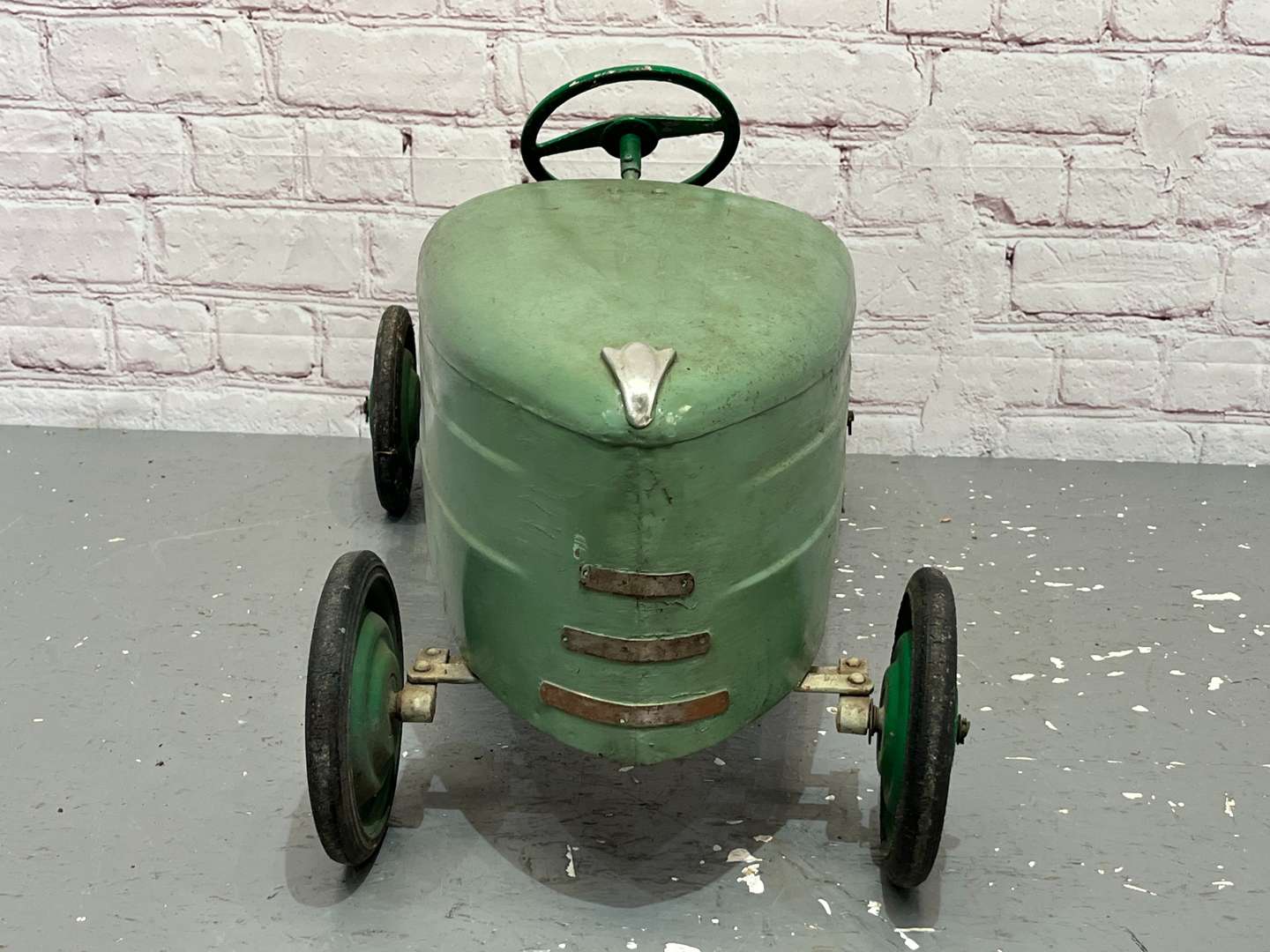 <p>Vintage Tin Plate Childs Pedal Car</p>