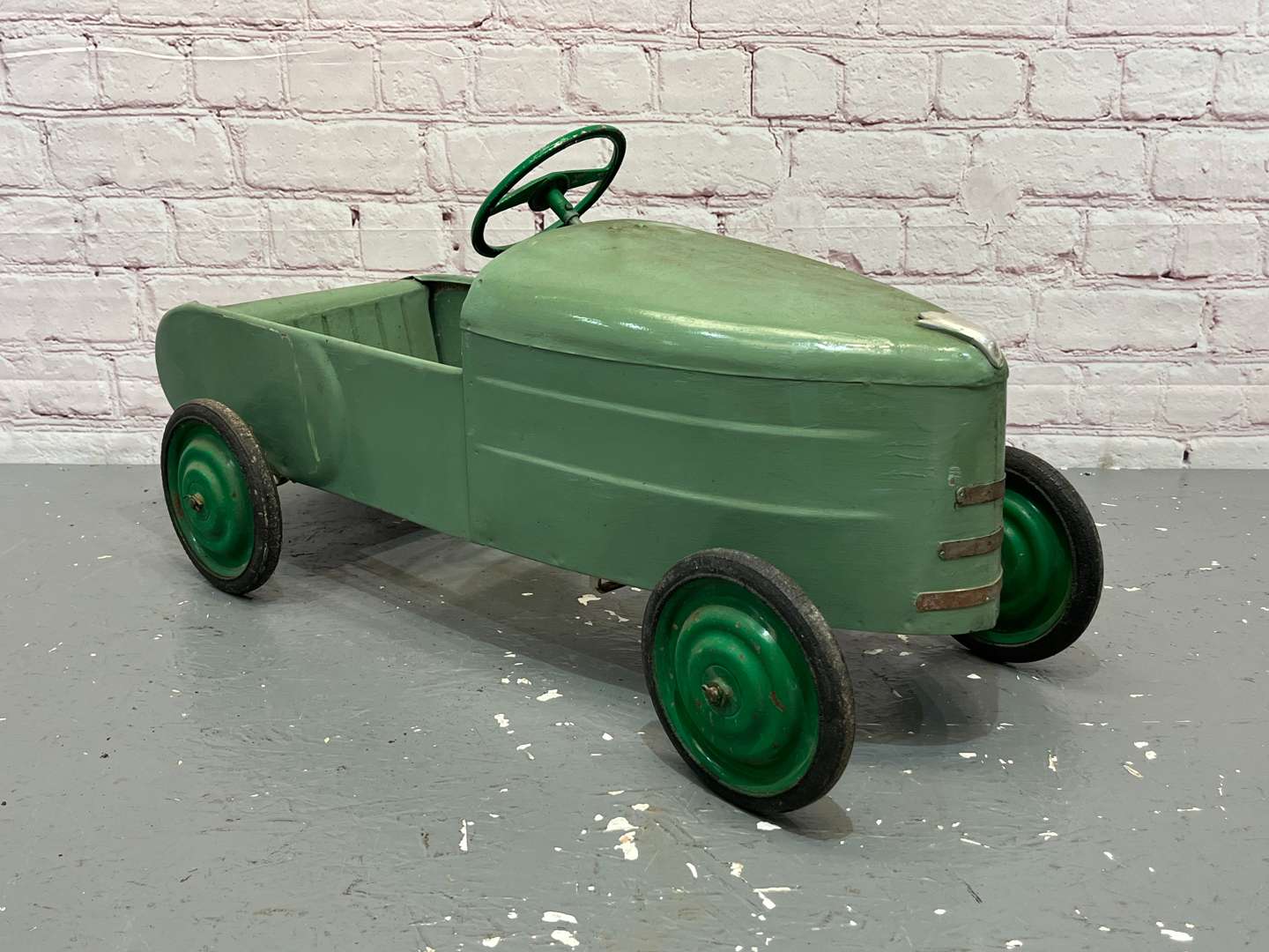 <p>Vintage Tin Plate Childs Pedal Car</p>