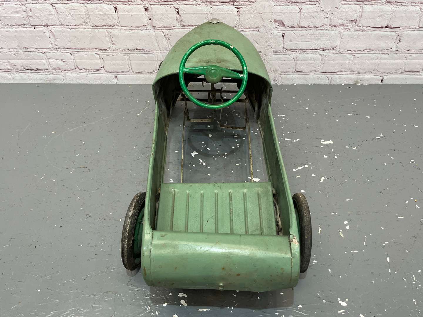<p>Vintage Tin Plate Childs Pedal Car</p>