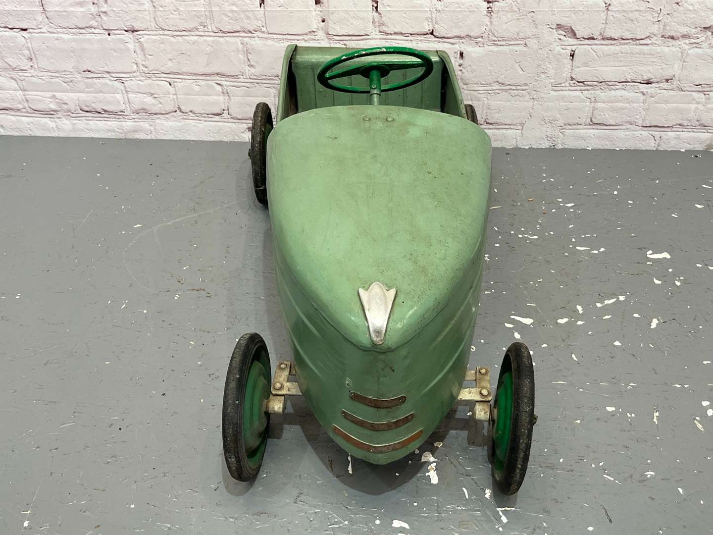 <p>Vintage Tin Plate Childs Pedal Car</p>