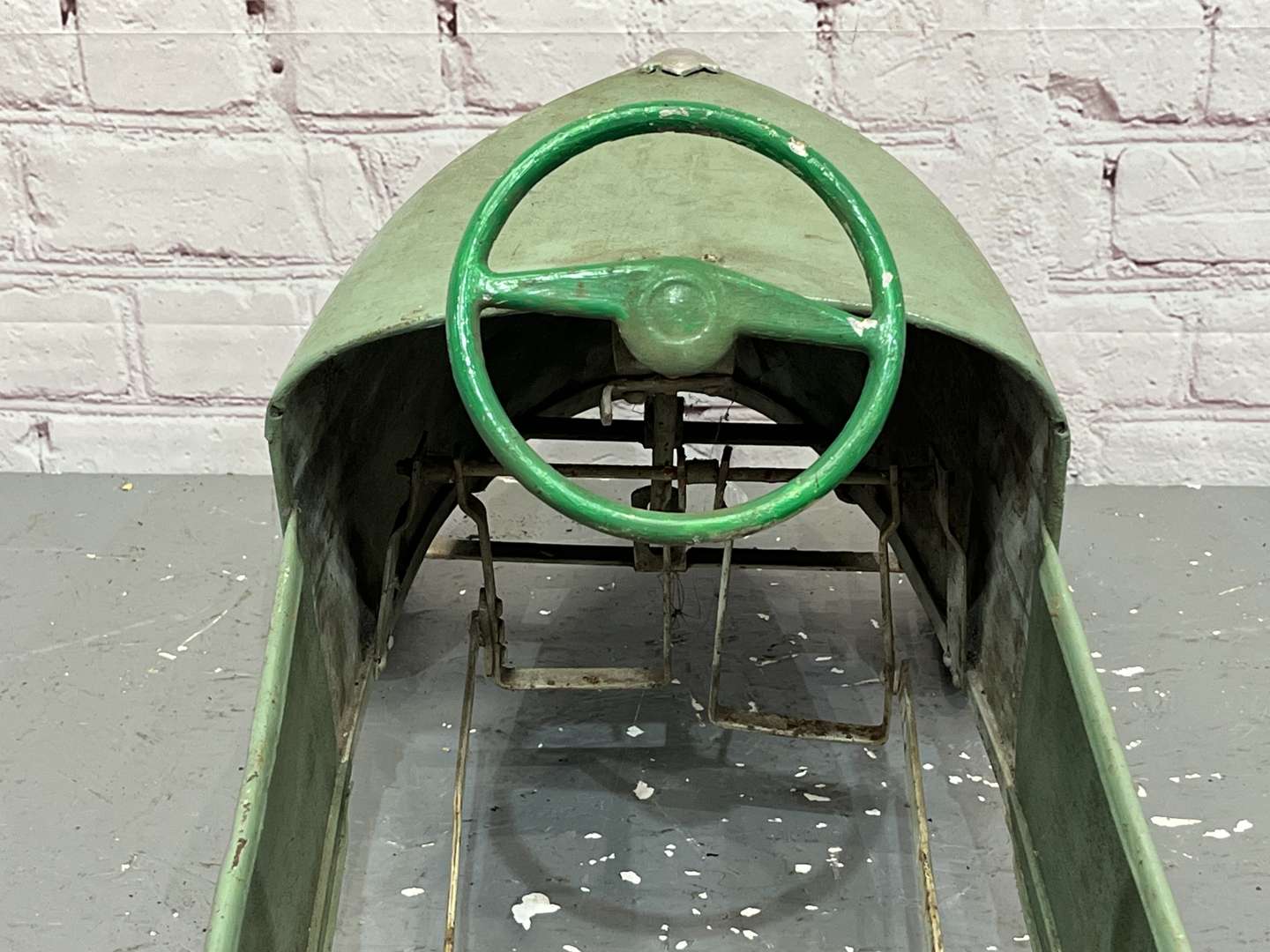 <p>Vintage Tin Plate Childs Pedal Car</p>