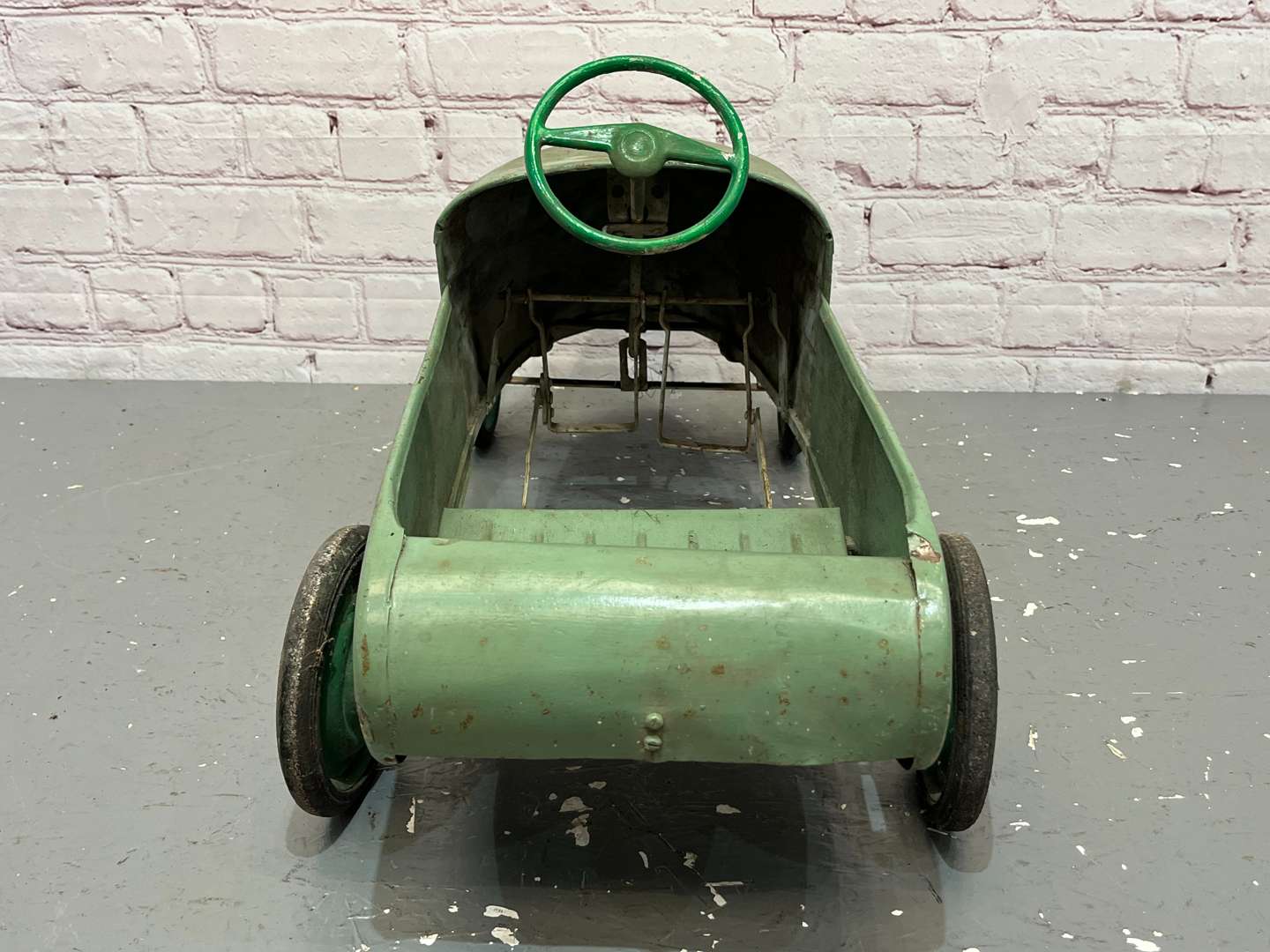 <p>Vintage Tin Plate Childs Pedal Car</p>