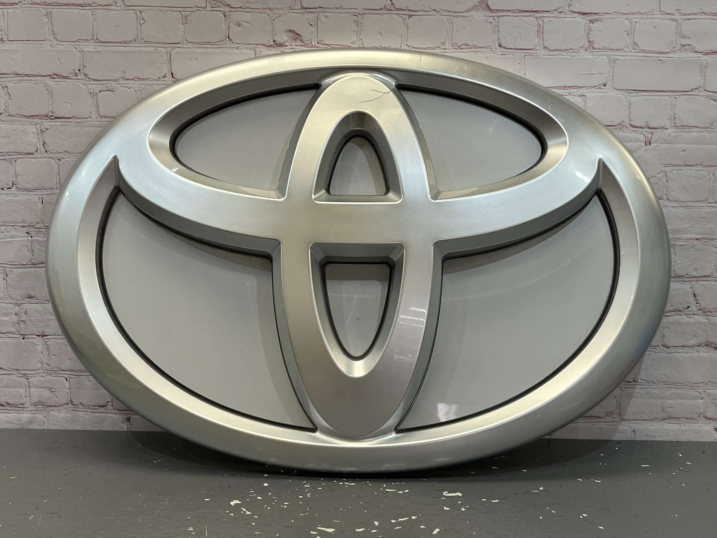 <p>Toyota Large Dealership Emblem Sign</p>