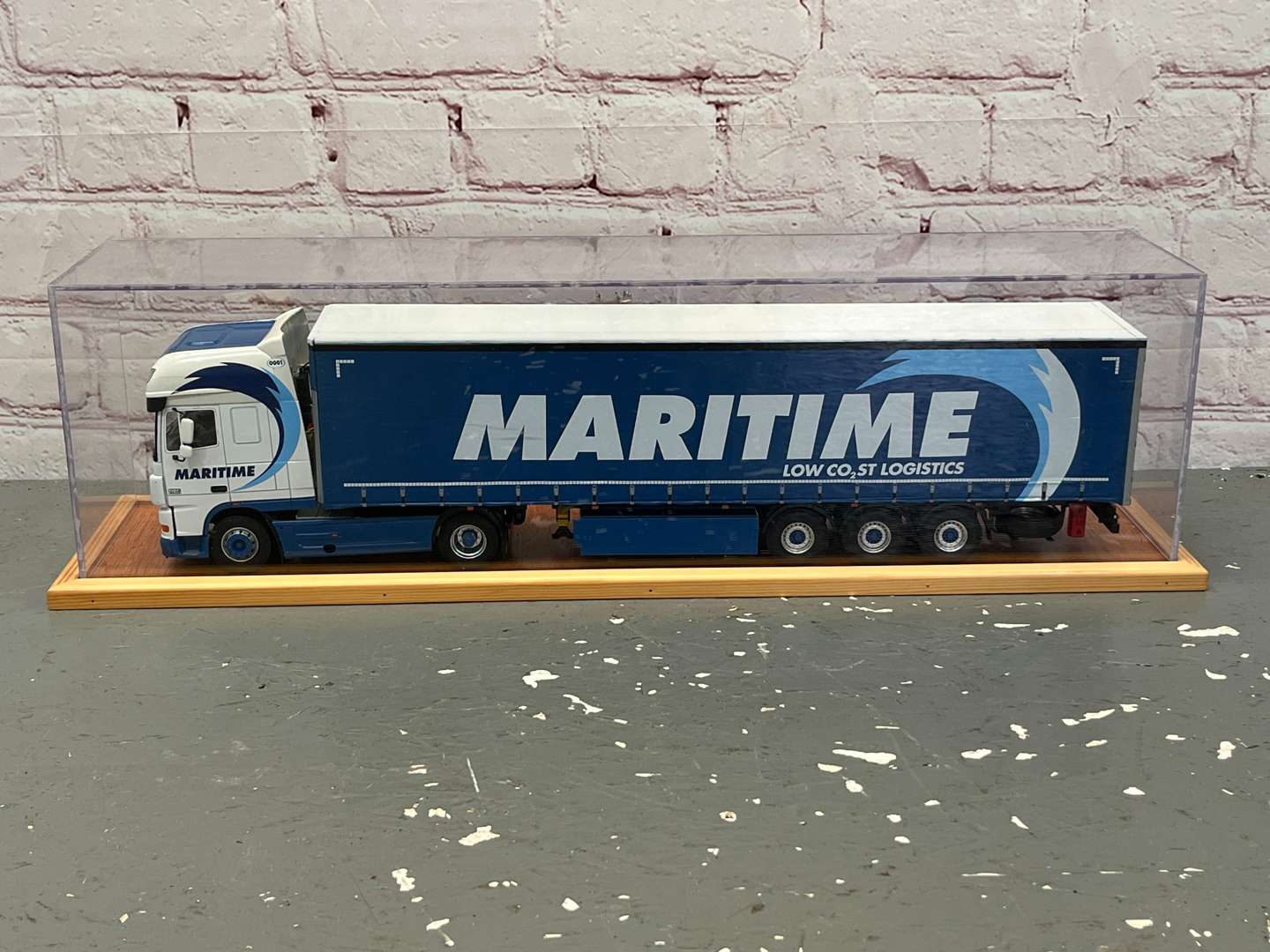 <p>DAF XF Maritime Logistics Tractor Unit & Trailer Cased 1:24 Scale</p>