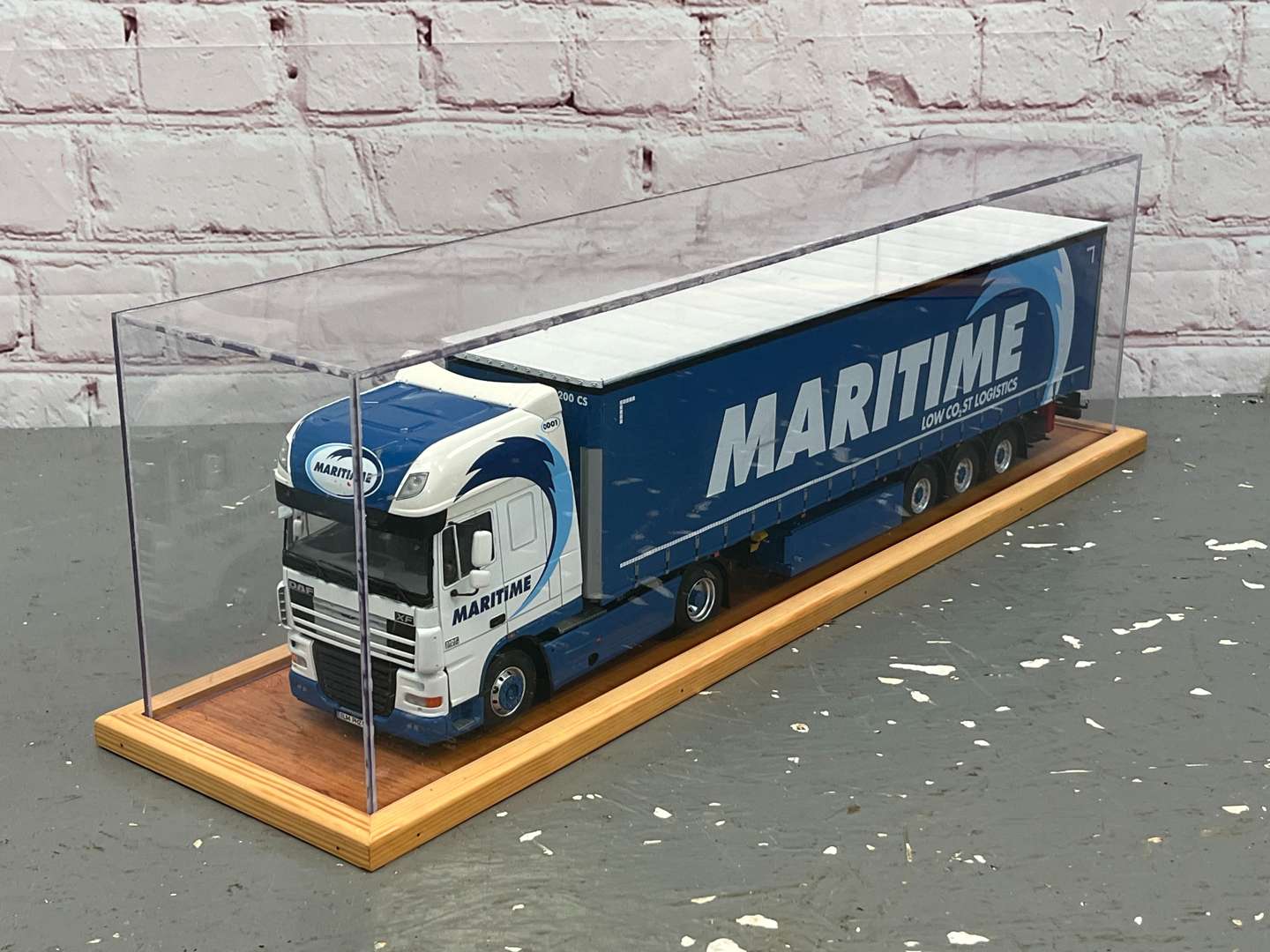 <p>DAF XF Maritime Logistics Tractor Unit & Trailer Cased 1:24 Scale</p>