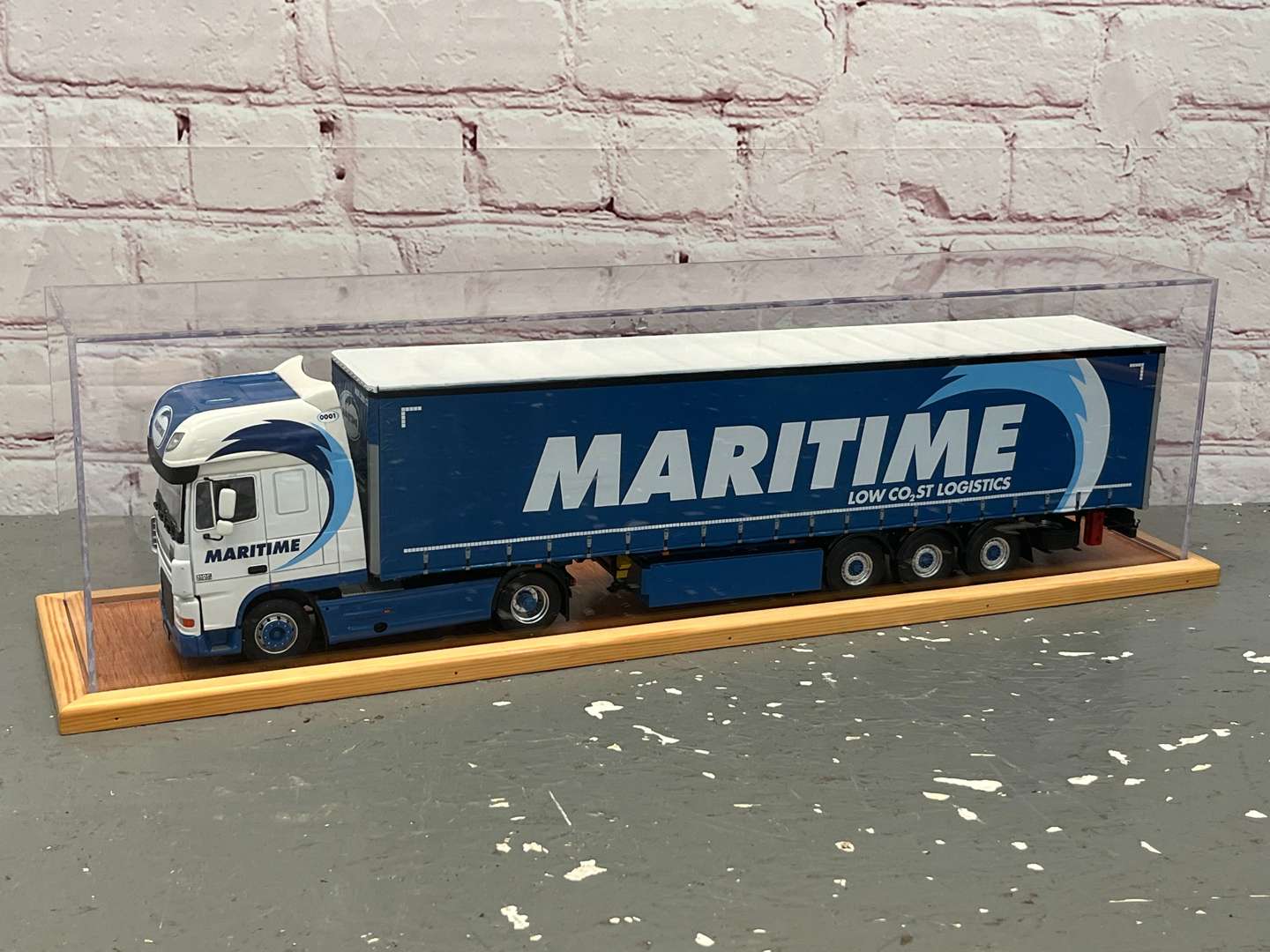 <p>DAF XF Maritime Logistics Tractor Unit & Trailer Cased 1:24 Scale</p>
