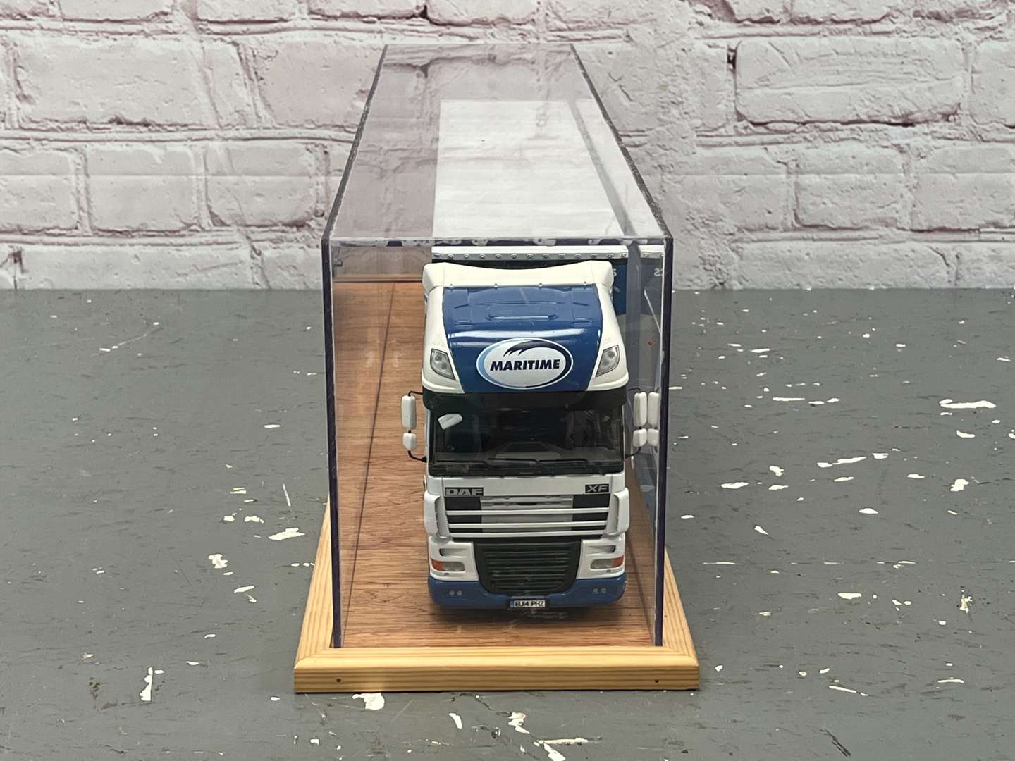 <p>DAF XF Maritime Logistics Tractor Unit & Trailer Cased 1:24 Scale</p>