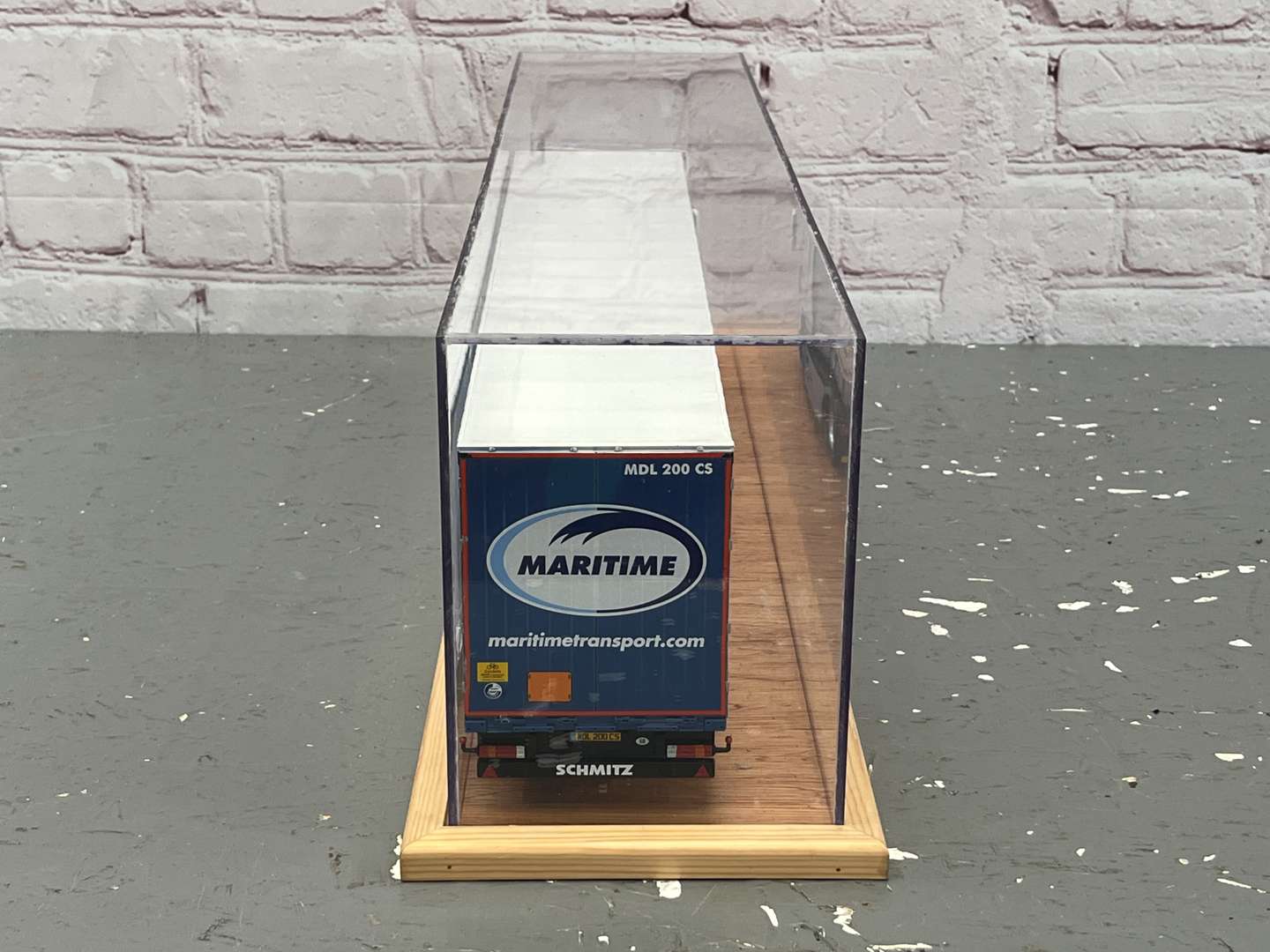 <p>DAF XF Maritime Logistics Tractor Unit & Trailer Cased 1:24 Scale</p>