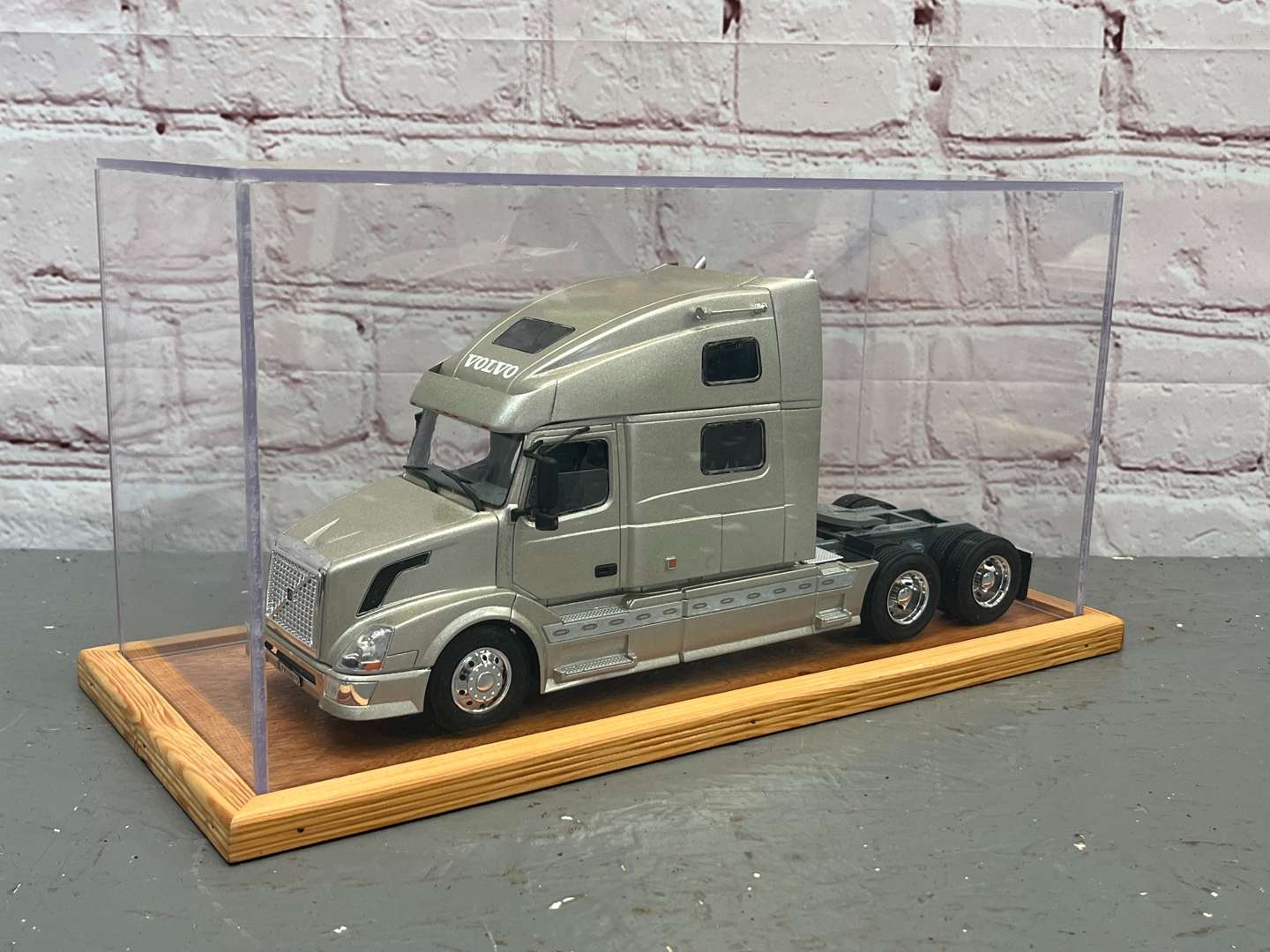 <p>Volvo Tractor Unit 1:24 Scale Cased</p>