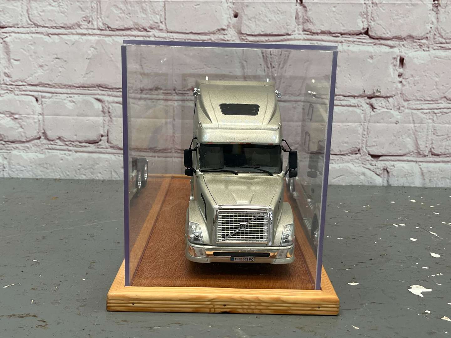 <p>Volvo Tractor Unit 1:24 Scale Cased</p>