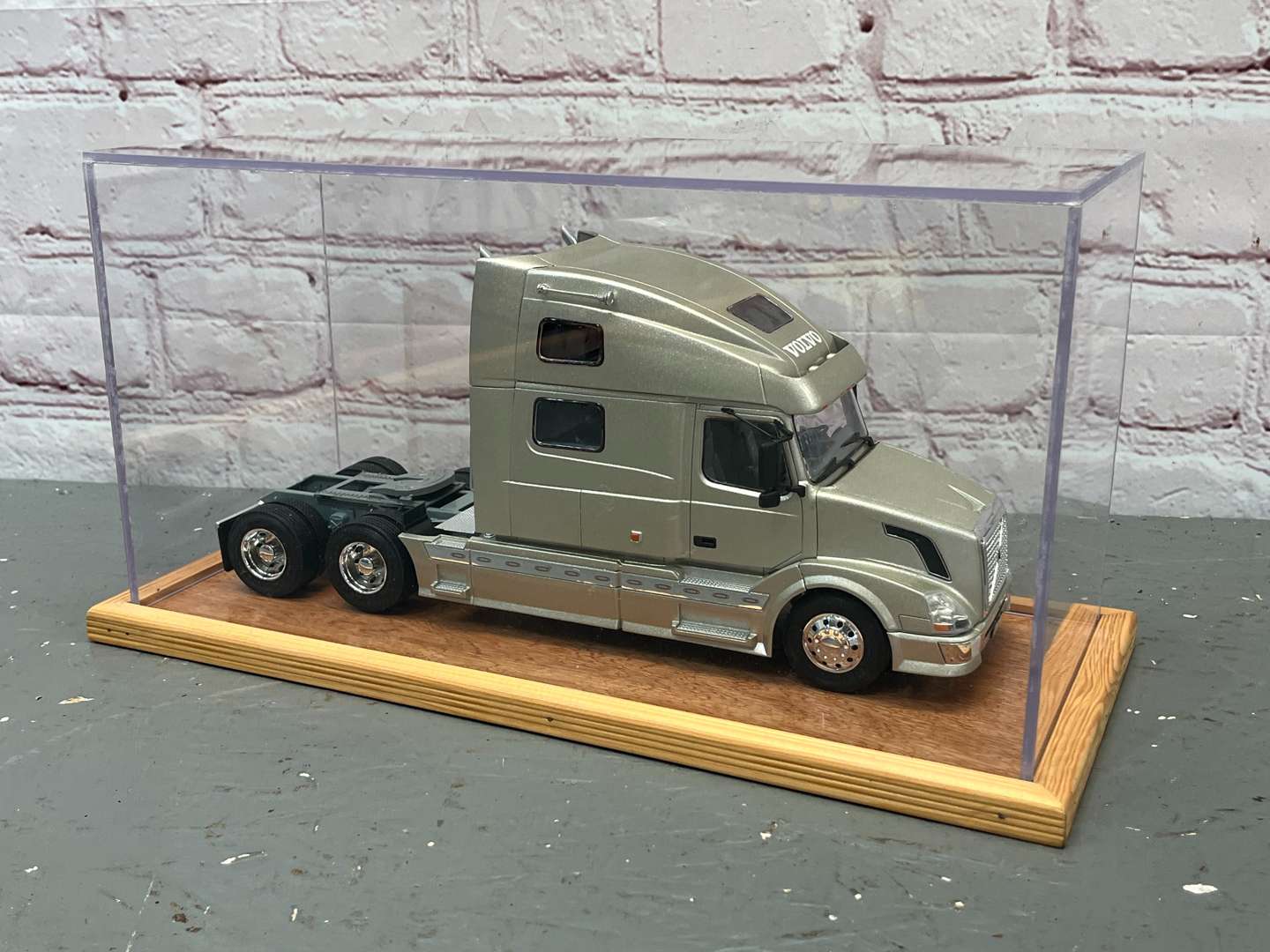 <p>Volvo Tractor Unit 1:24 Scale Cased</p>