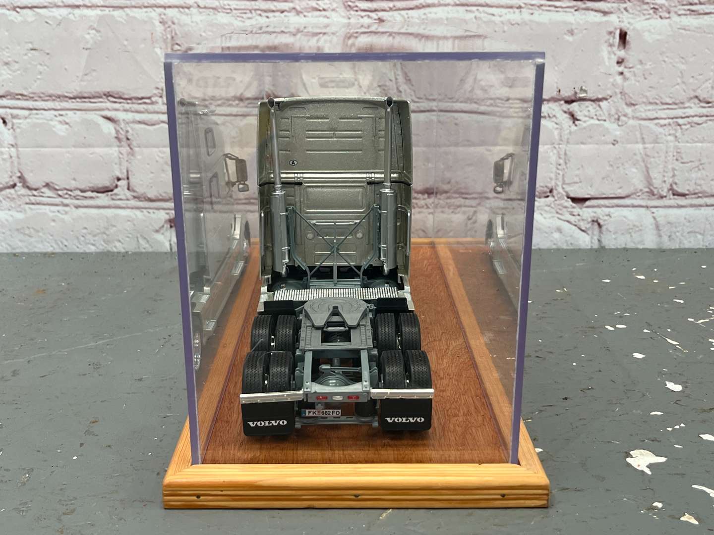 <p>Volvo Tractor Unit 1:24 Scale Cased</p>