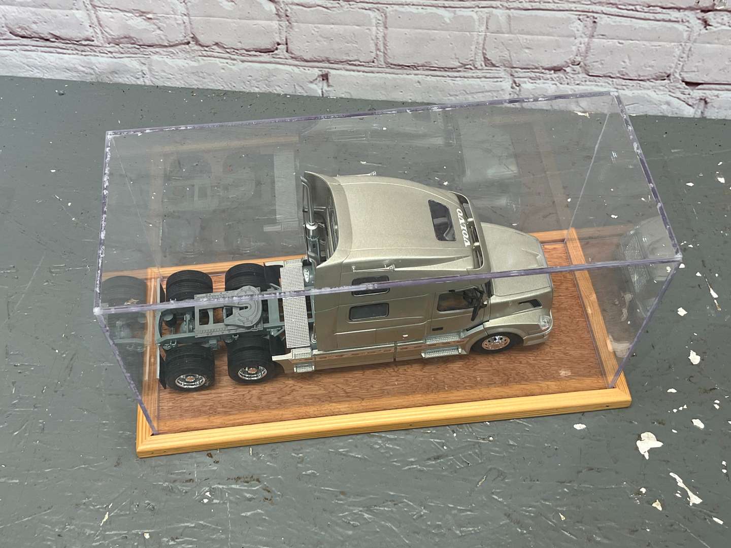 <p>Volvo Tractor Unit 1:24 Scale Cased</p>