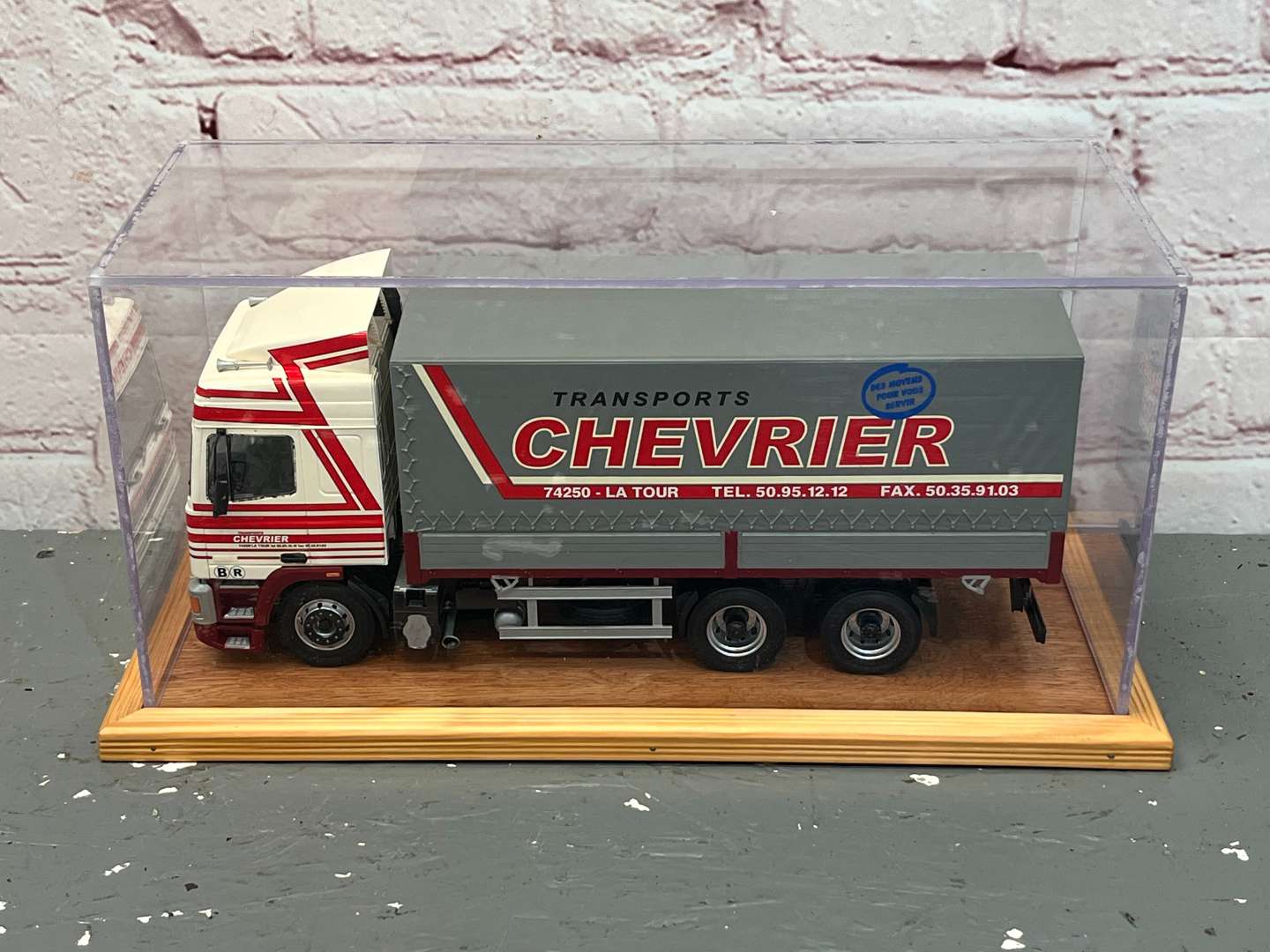 <p>DAF 95 Canvas Trailer With Chevrier Livery 1:24 Scale Cased</p>