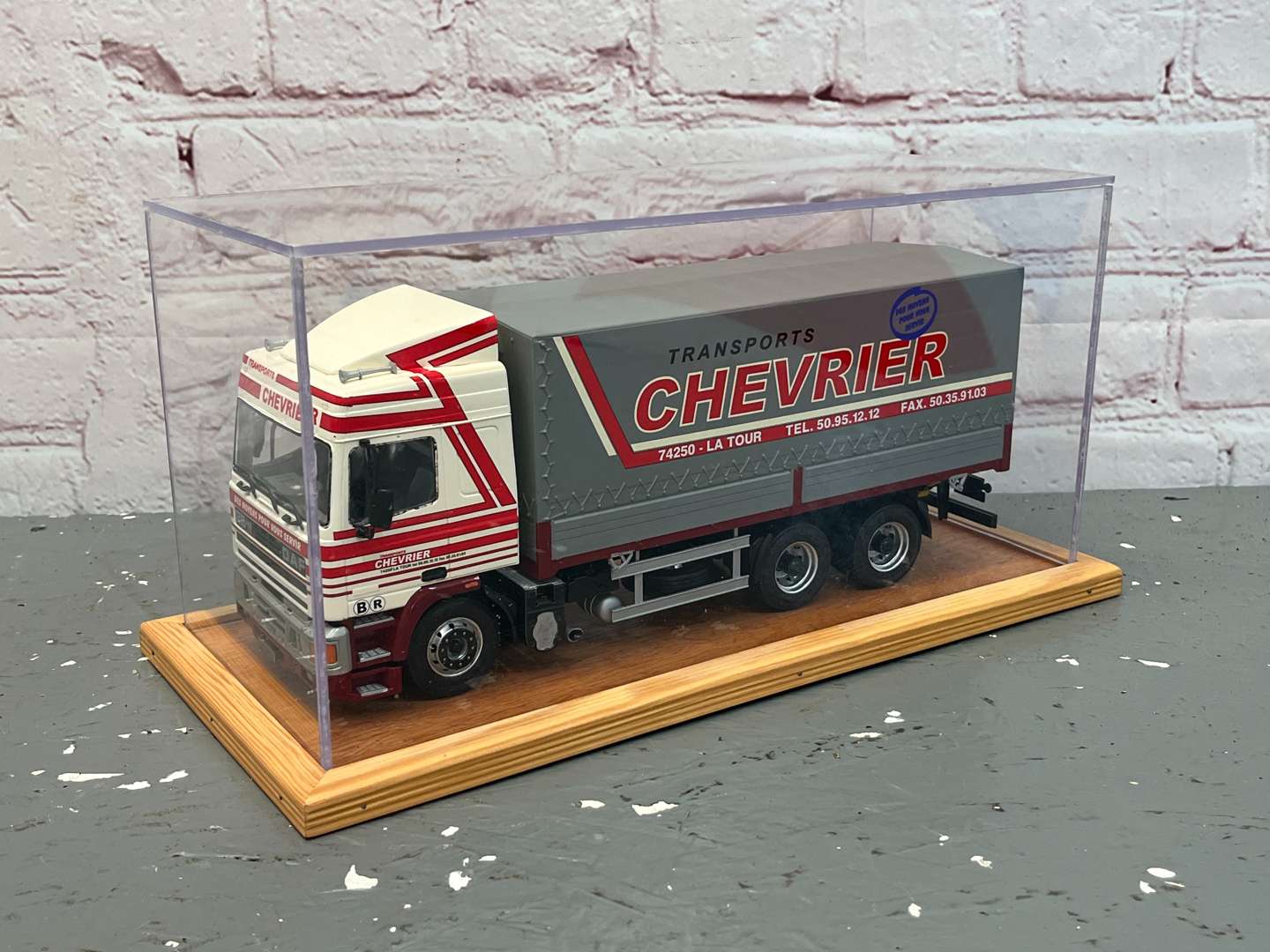 <p>DAF 95 Canvas Trailer With Chevrier Livery 1:24 Scale Cased</p>