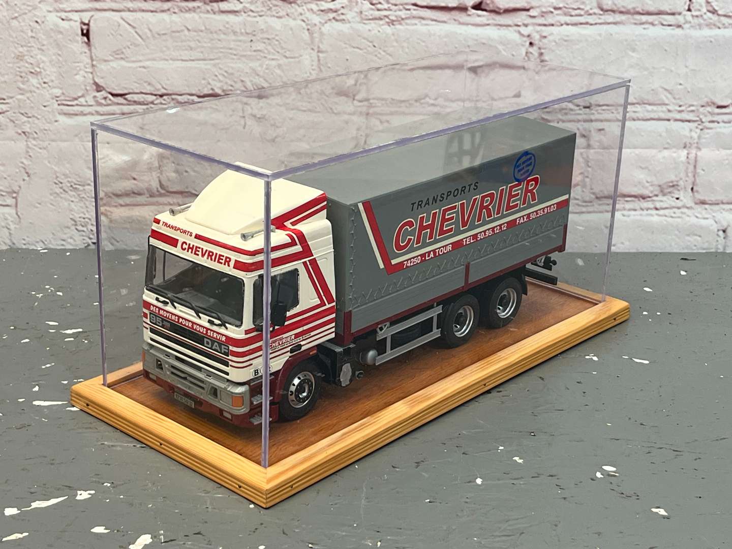 <p>DAF 95 Canvas Trailer With Chevrier Livery 1:24 Scale Cased</p>