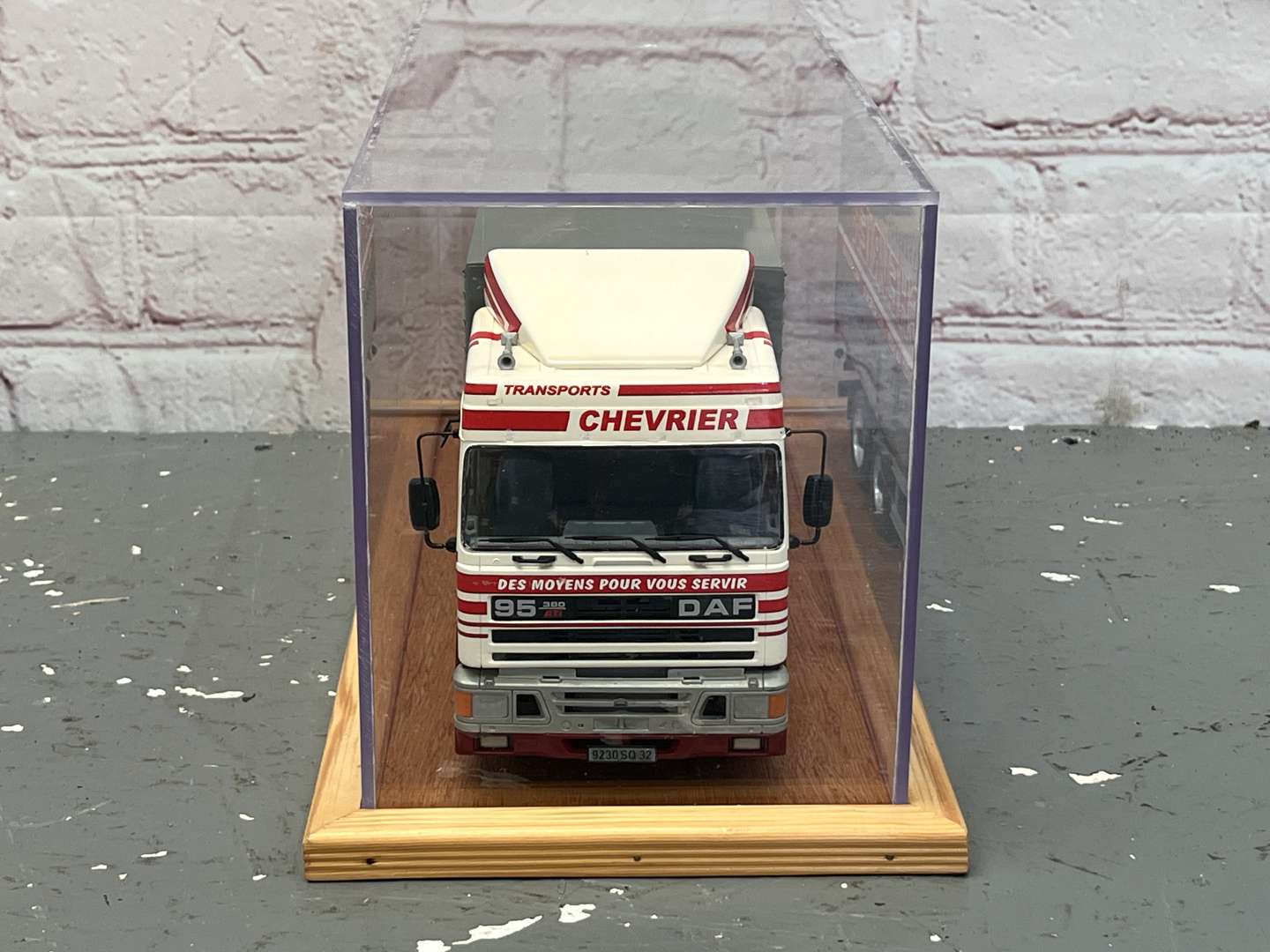 <p>DAF 95 Canvas Trailer With Chevrier Livery 1:24 Scale Cased</p>
