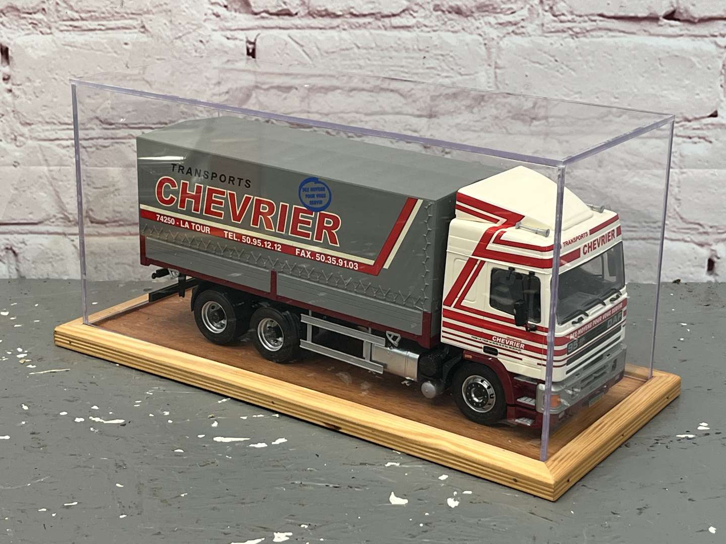 <p>DAF 95 Canvas Trailer With Chevrier Livery 1:24 Scale Cased</p>