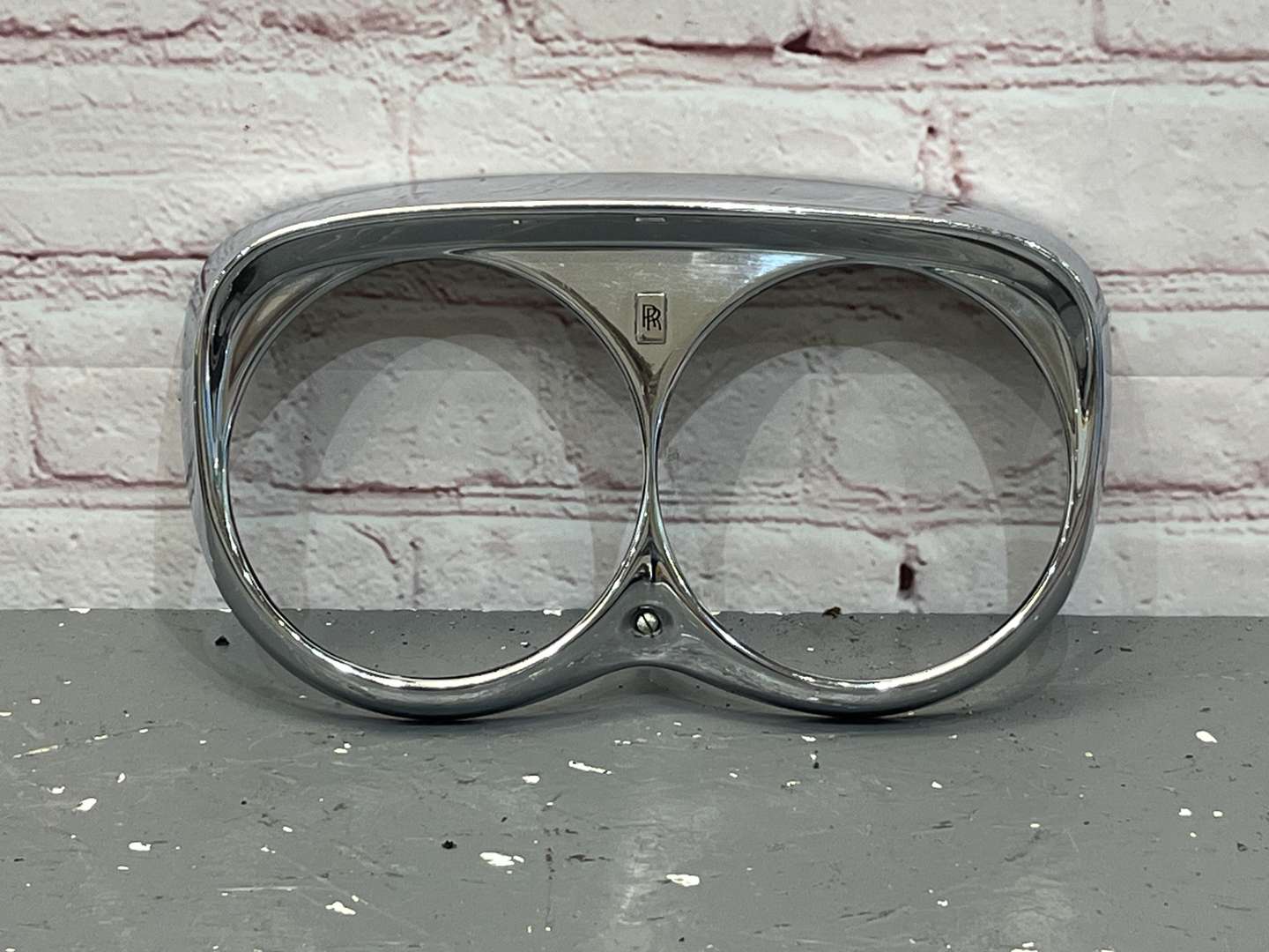 <p>Rolls Royce Silver Shadow Chrome Bezel</p>