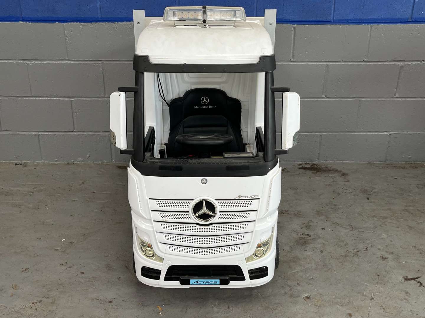 <p>Mercedes Actros Childs Battery Operated Tipper Lorry</p>