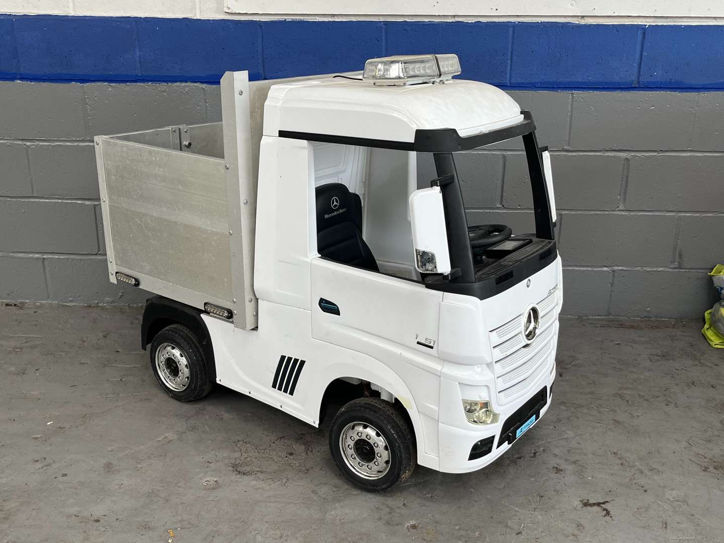 <p>Mercedes Actros Childs Battery Operated Tipper Lorry</p>