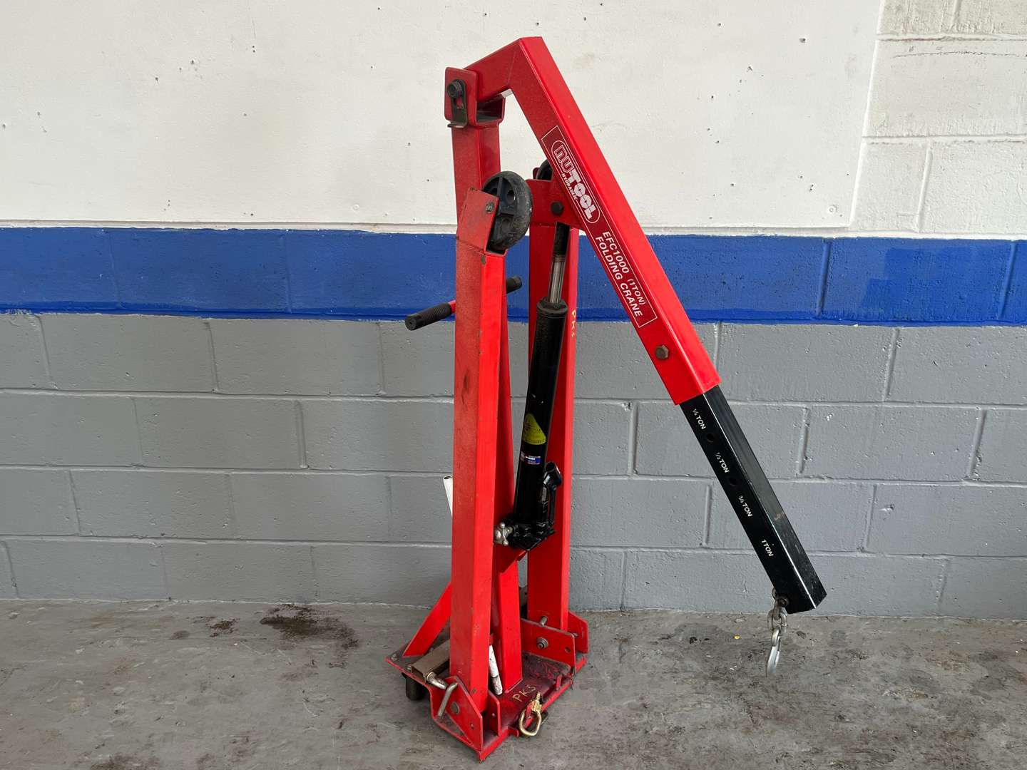 <p>Nutool EFC100 Folding Engine Crane</p>