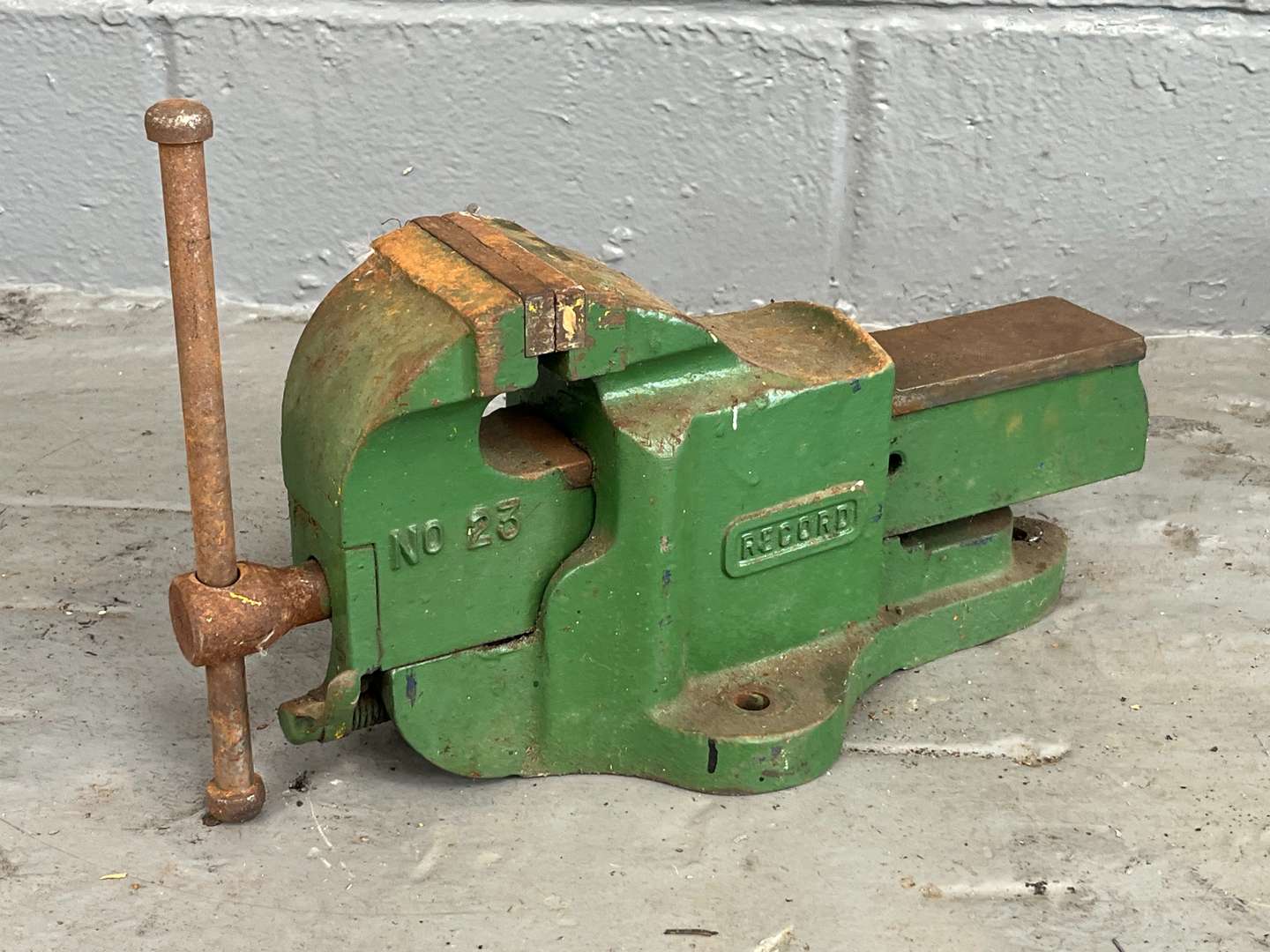 <p>Record No23 Vice, 6 Inch Bench Grinder and Car Jack (3)</p>