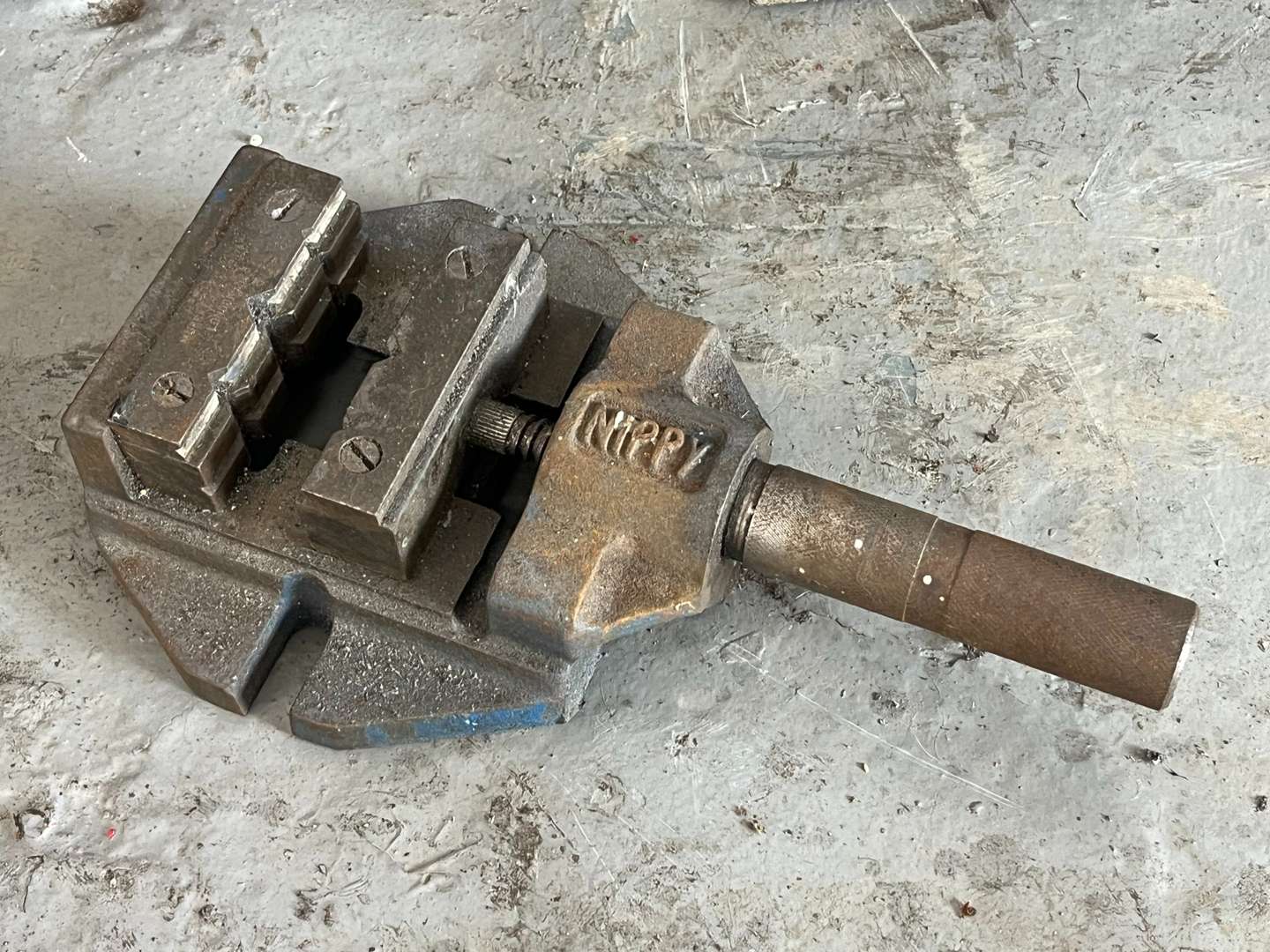 <p>Record No 111 Vice, 6 Inch Bench Grinder & Nippy Vice (3)</p>