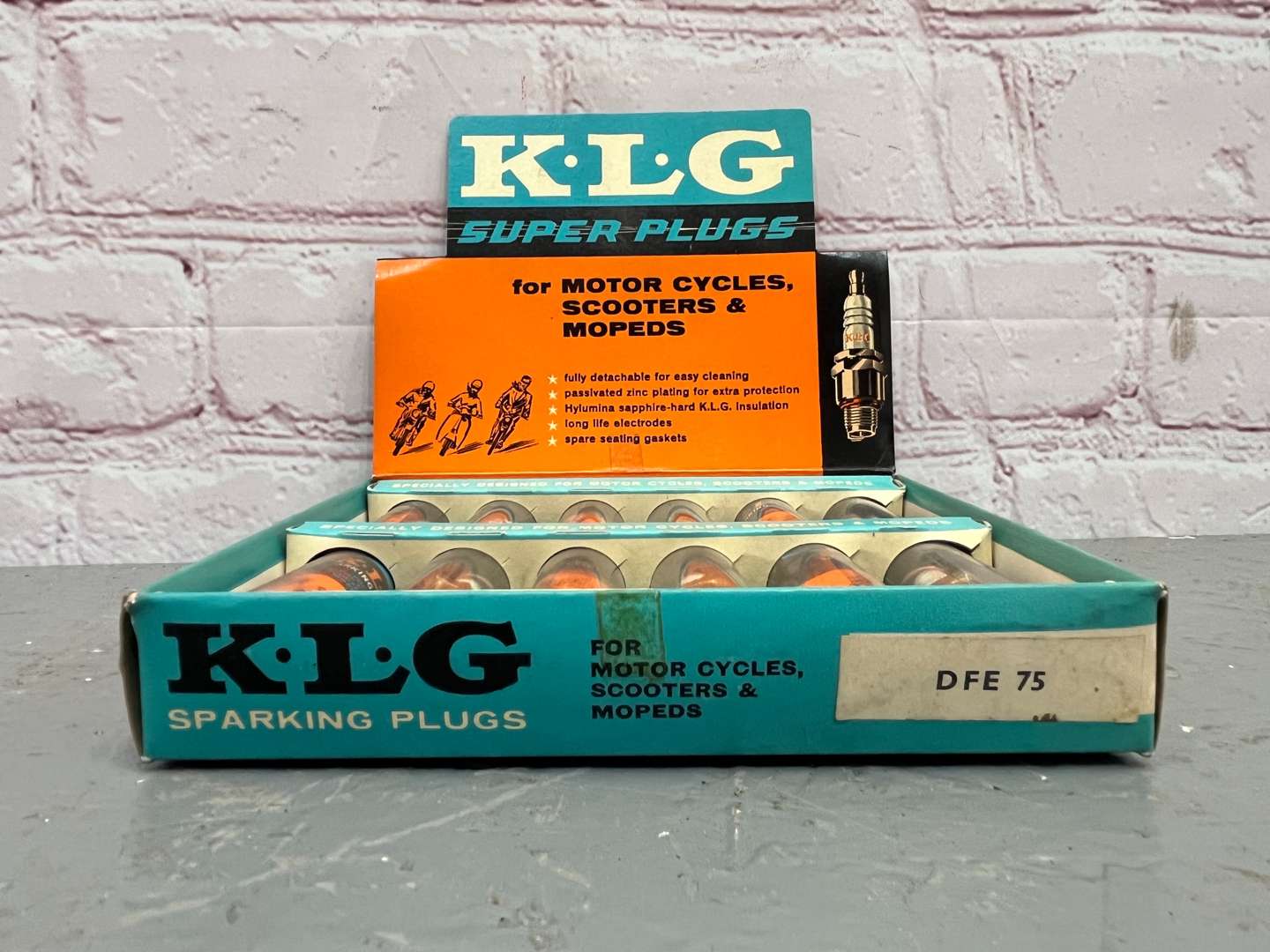 <p>Box Set of 12 KLG Spark Plugs&nbsp;</p>