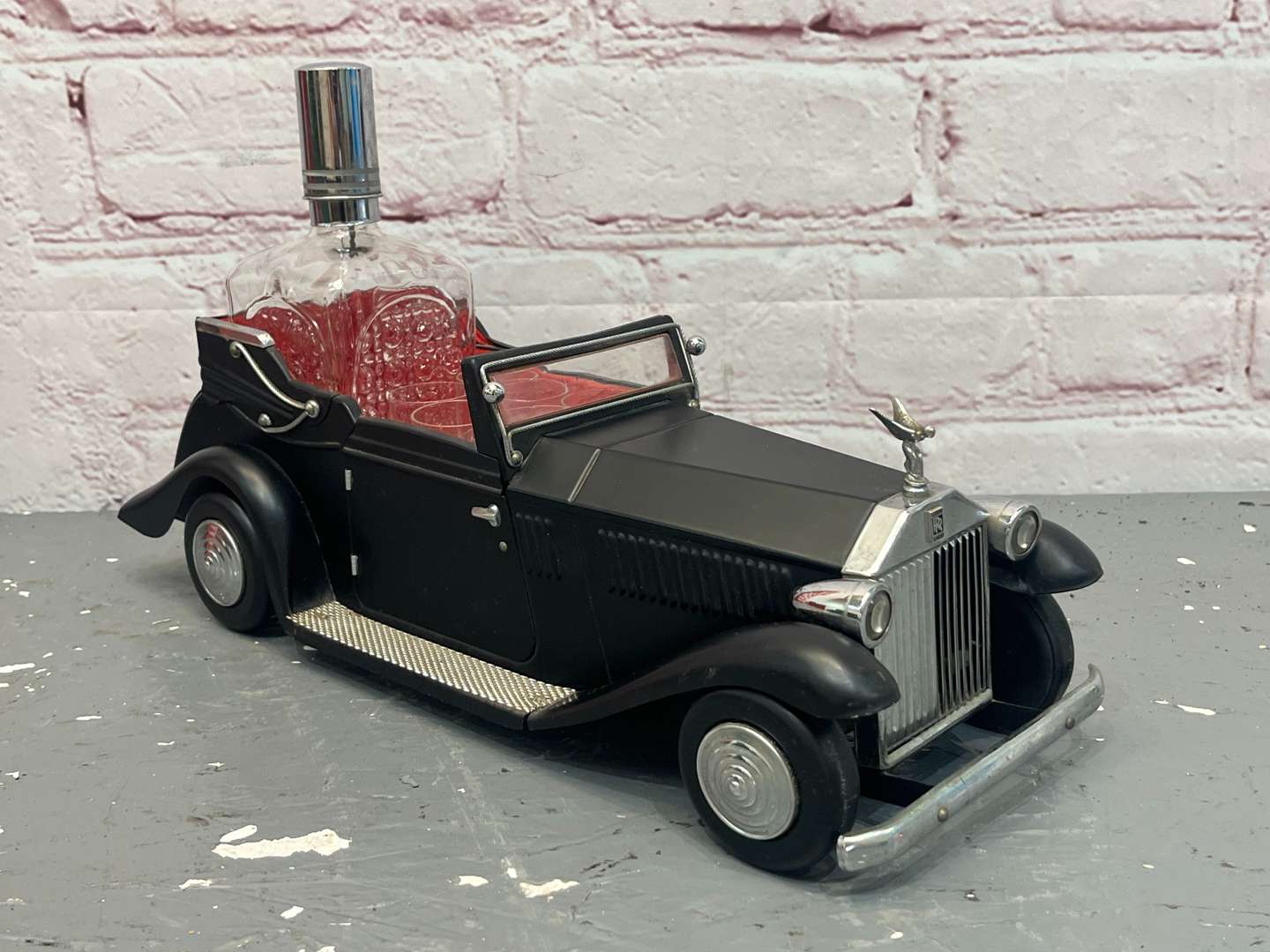 <p>Rolls Royce Phantom 1970's Decanter & 6 Glasses By Tilso</p>