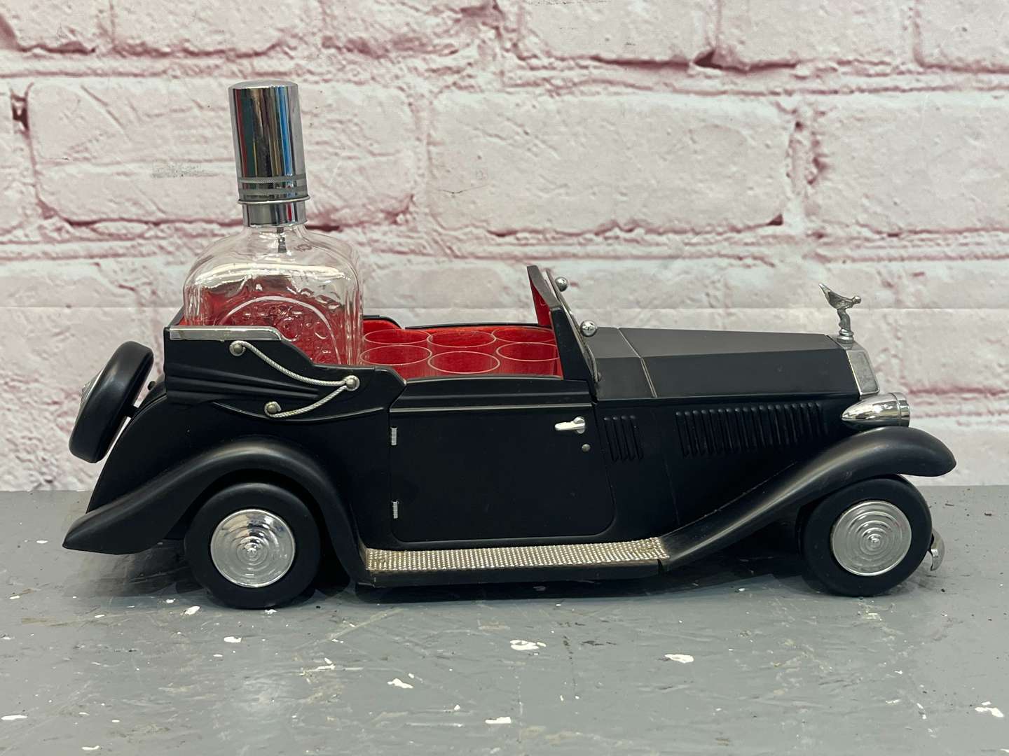 <p>Rolls Royce Phantom 1970's Decanter & 6 Glasses By Tilso</p>